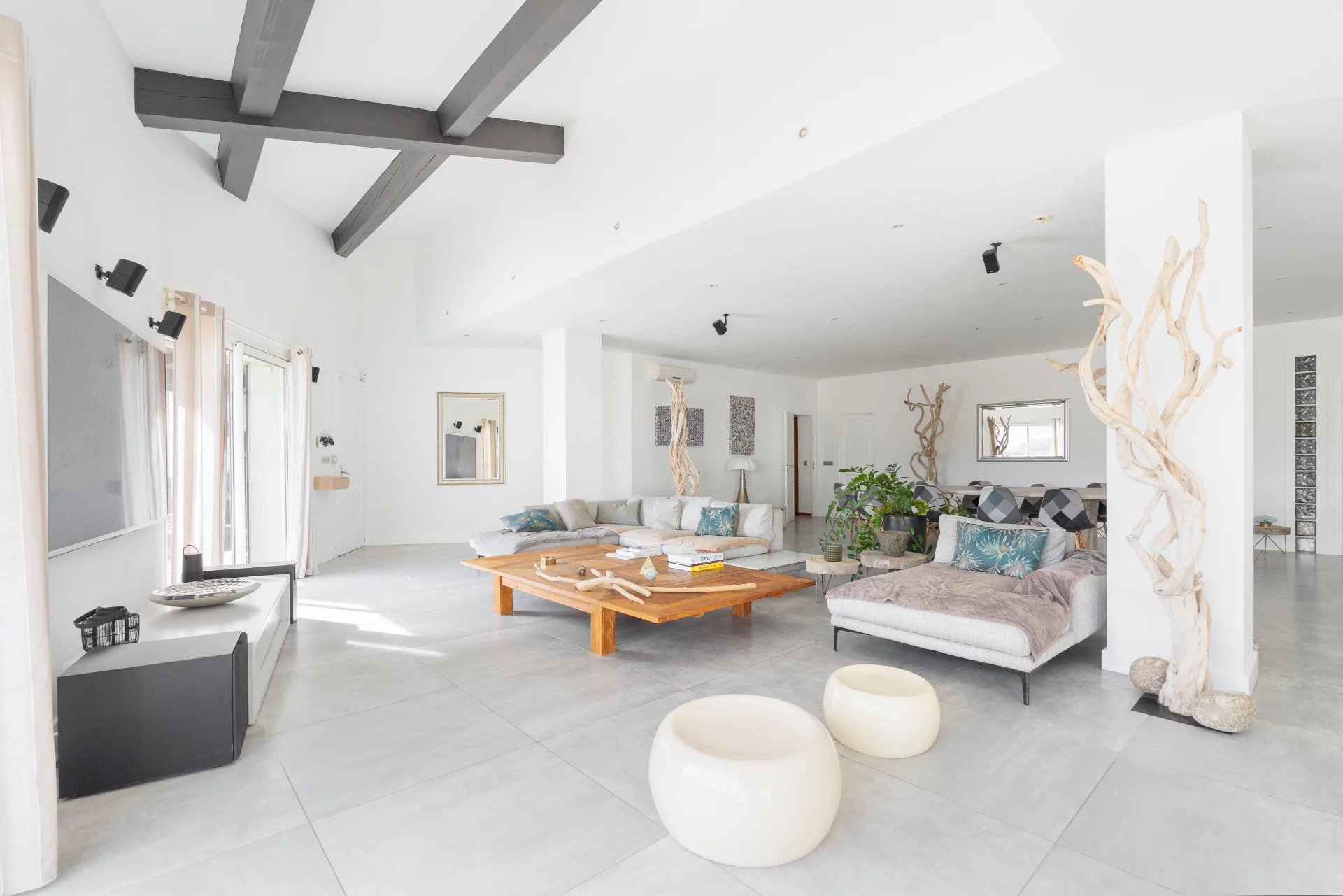 13712134-85356747-10