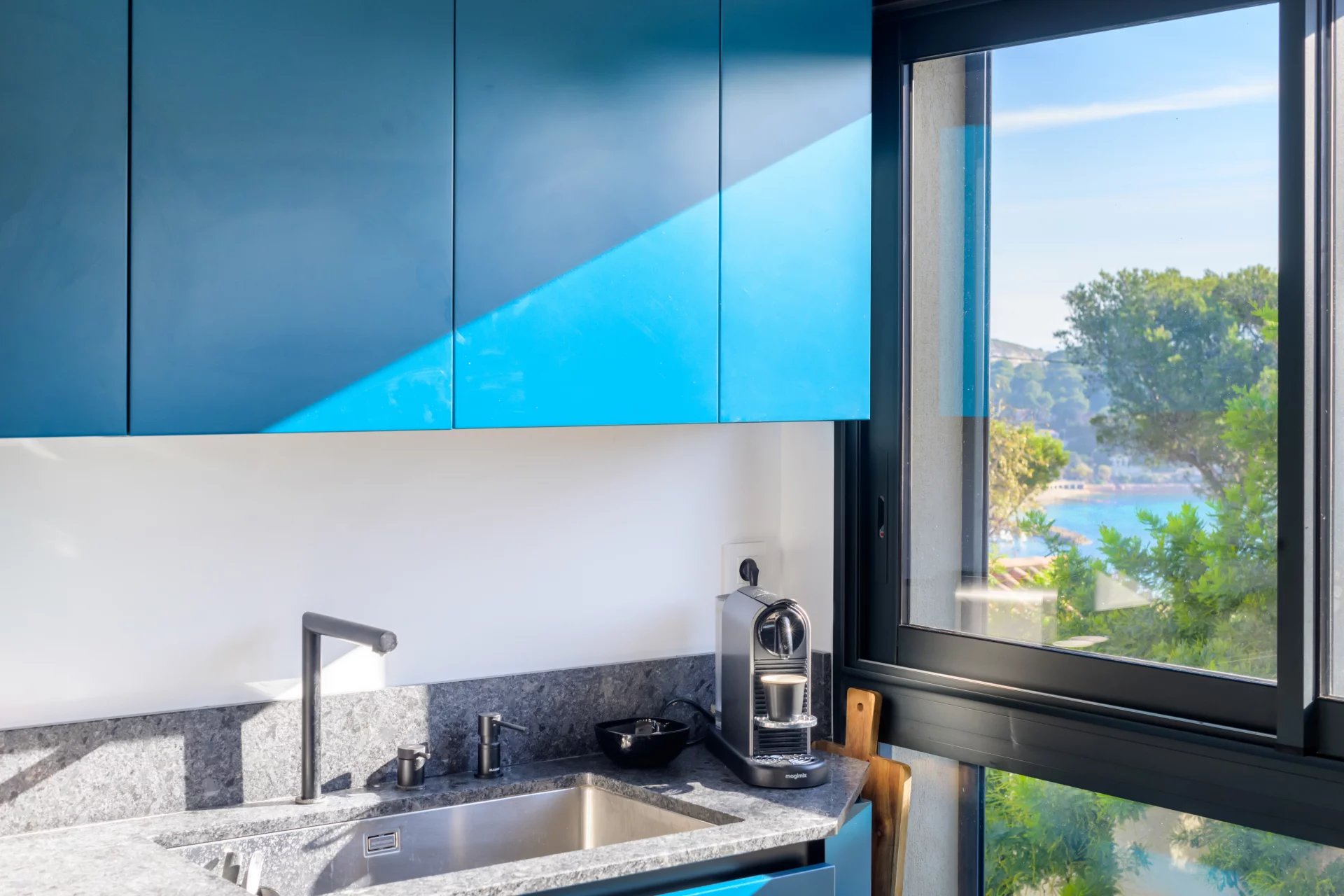 13712134-83634255-10