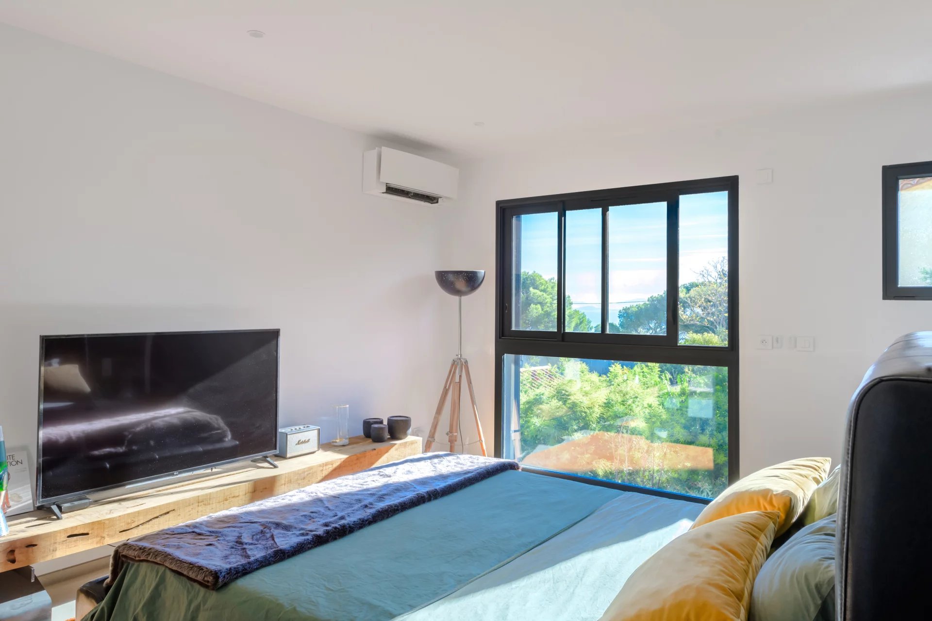 13712134-83634255-11