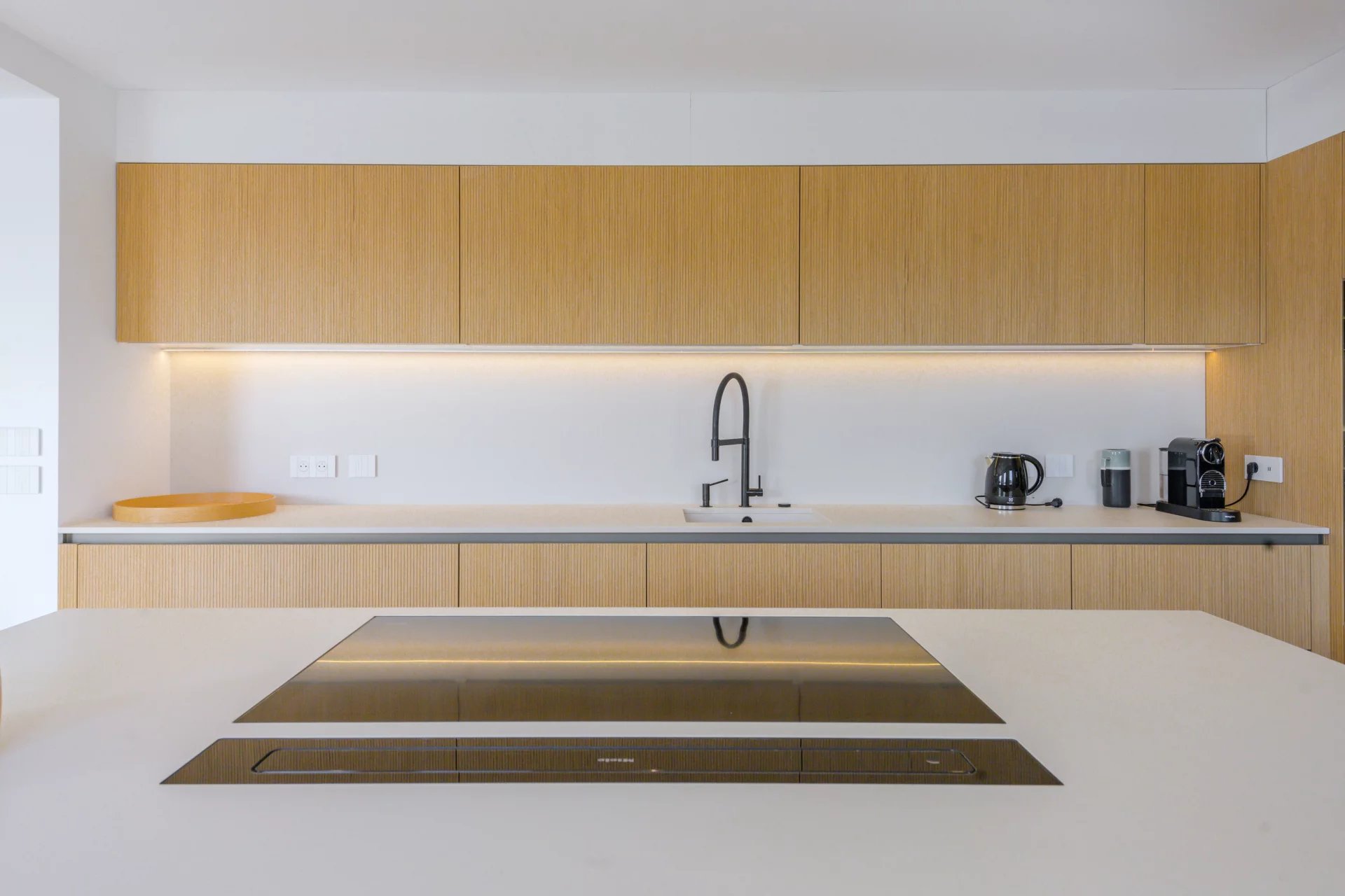 13360979-85390981-10