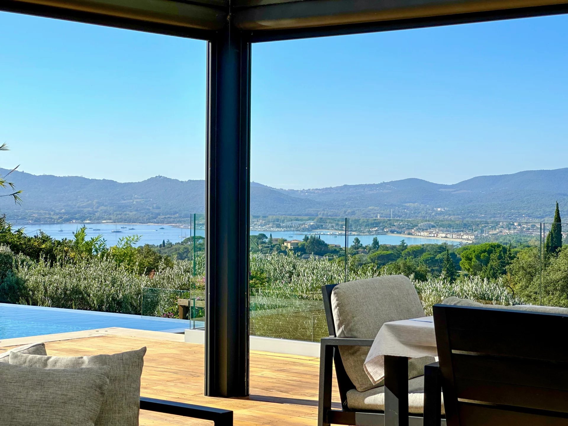 13166983-85679769-10