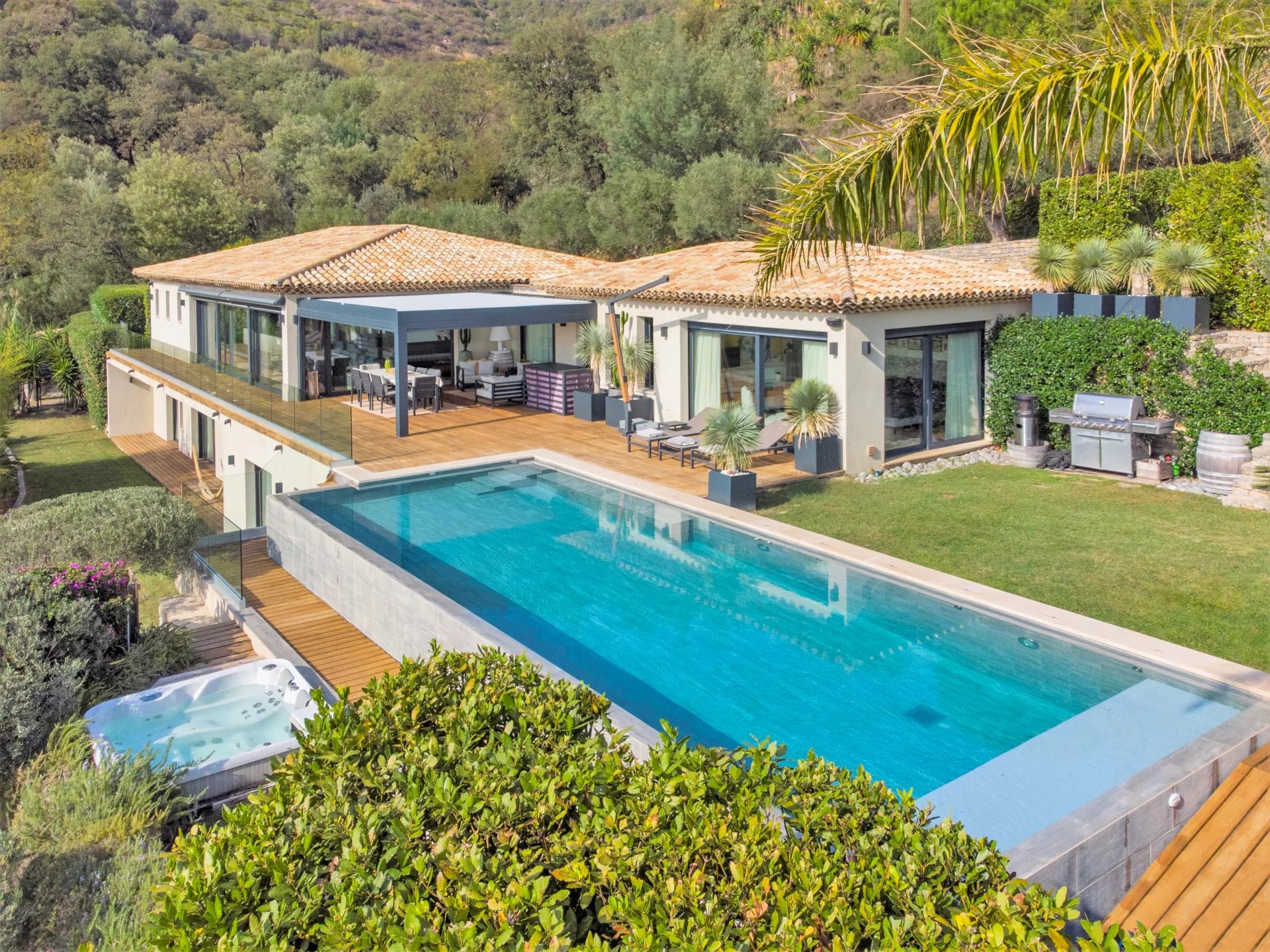 13166983-85679769-11