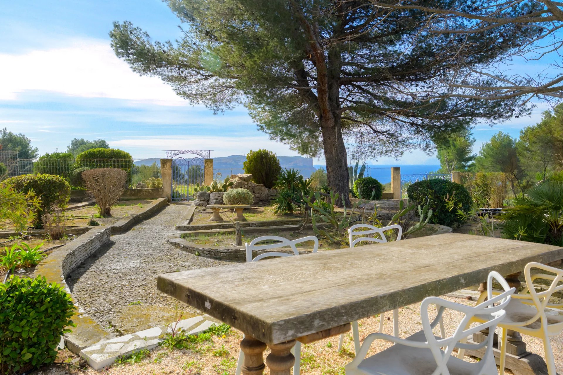 13712134-85662602-10