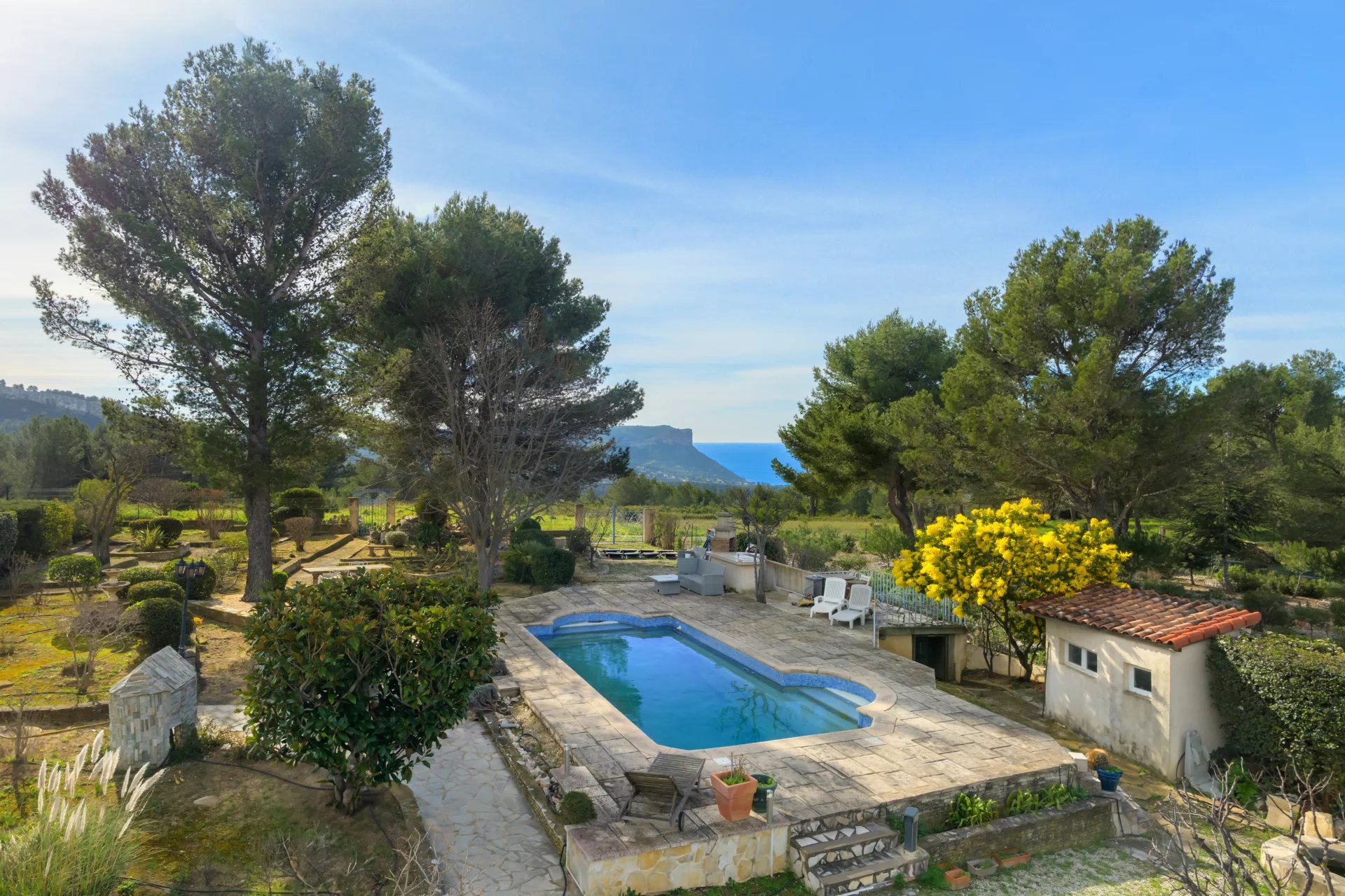 13712134-85662602-11