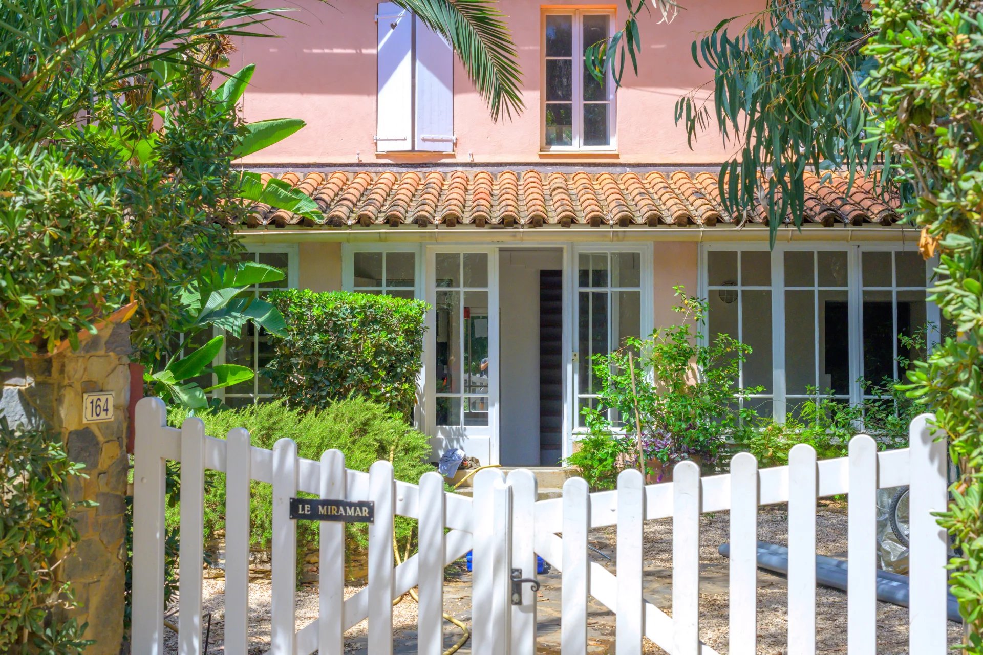 13360979-84918633-11