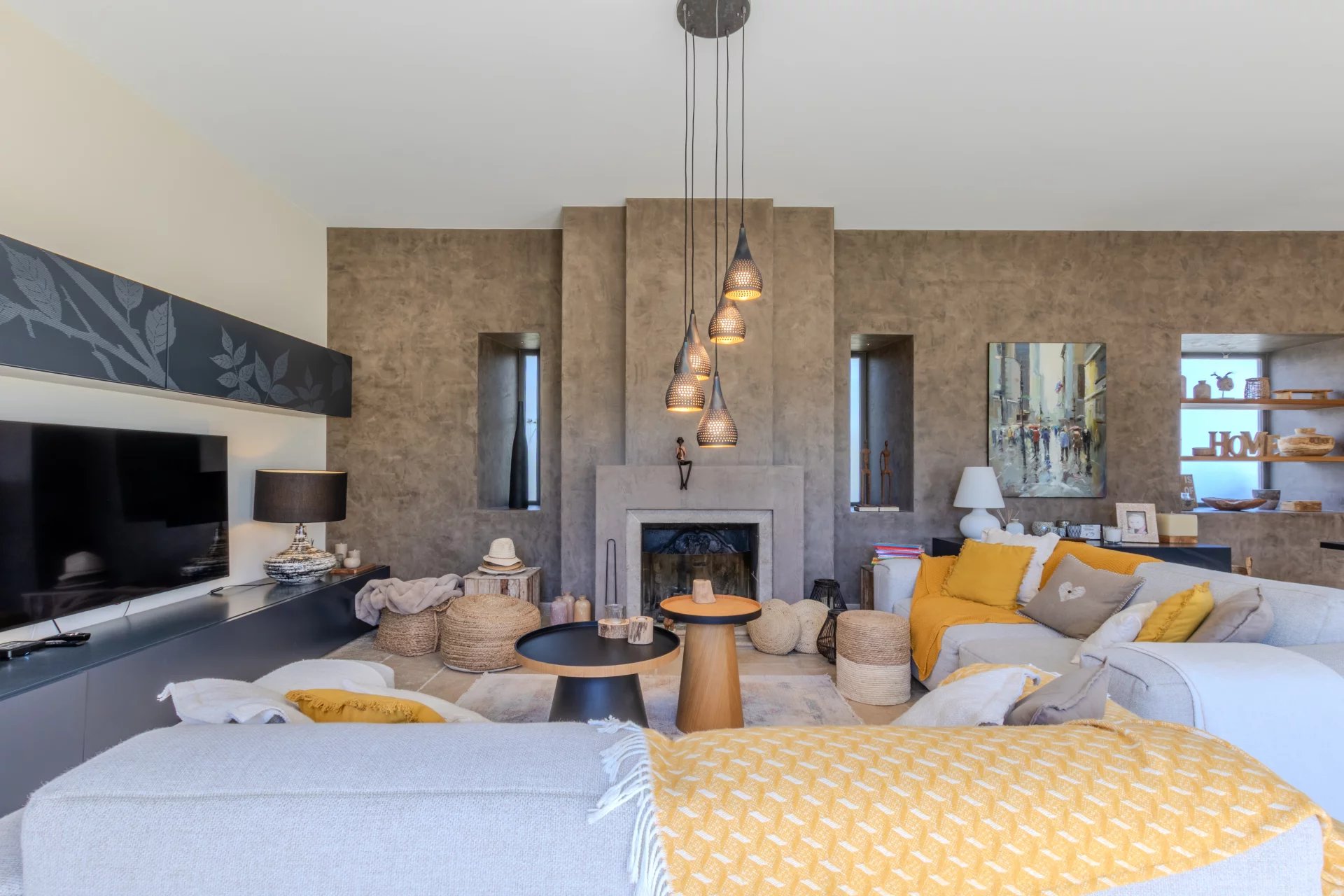 13057810-85736650-10