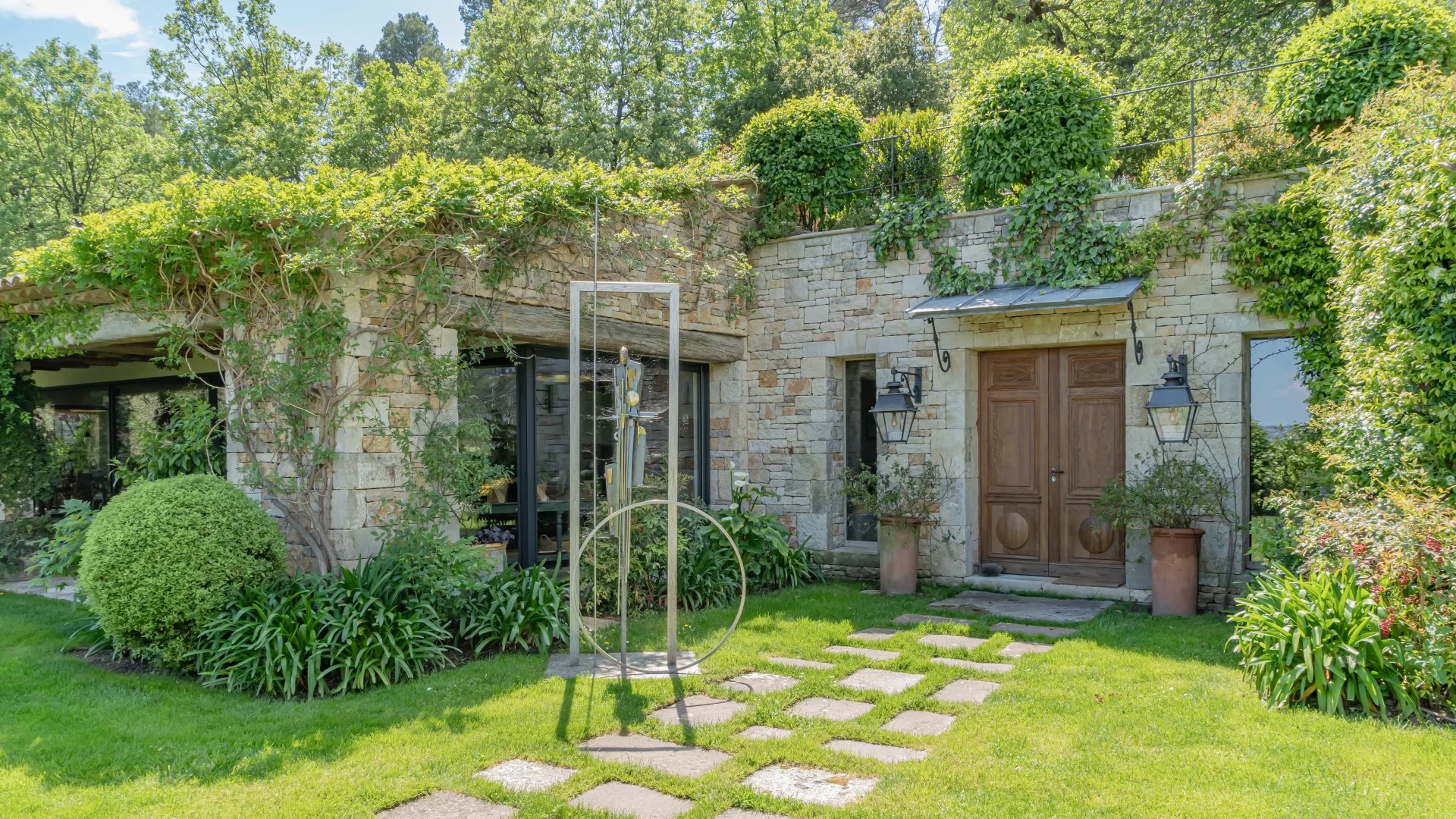 15245626-85901235-10