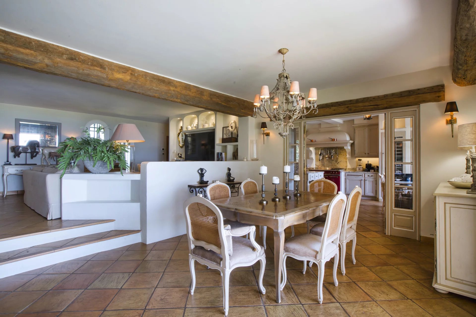 15798700-85092952-10