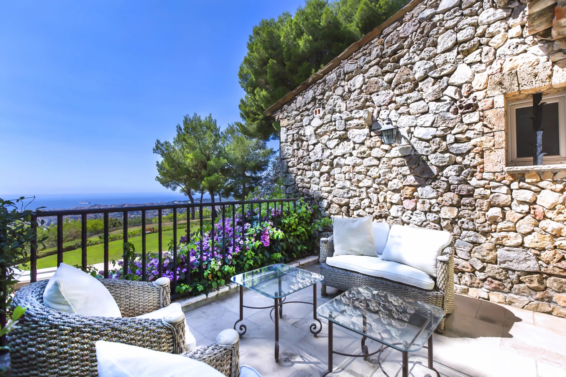 15798700-85092952-11