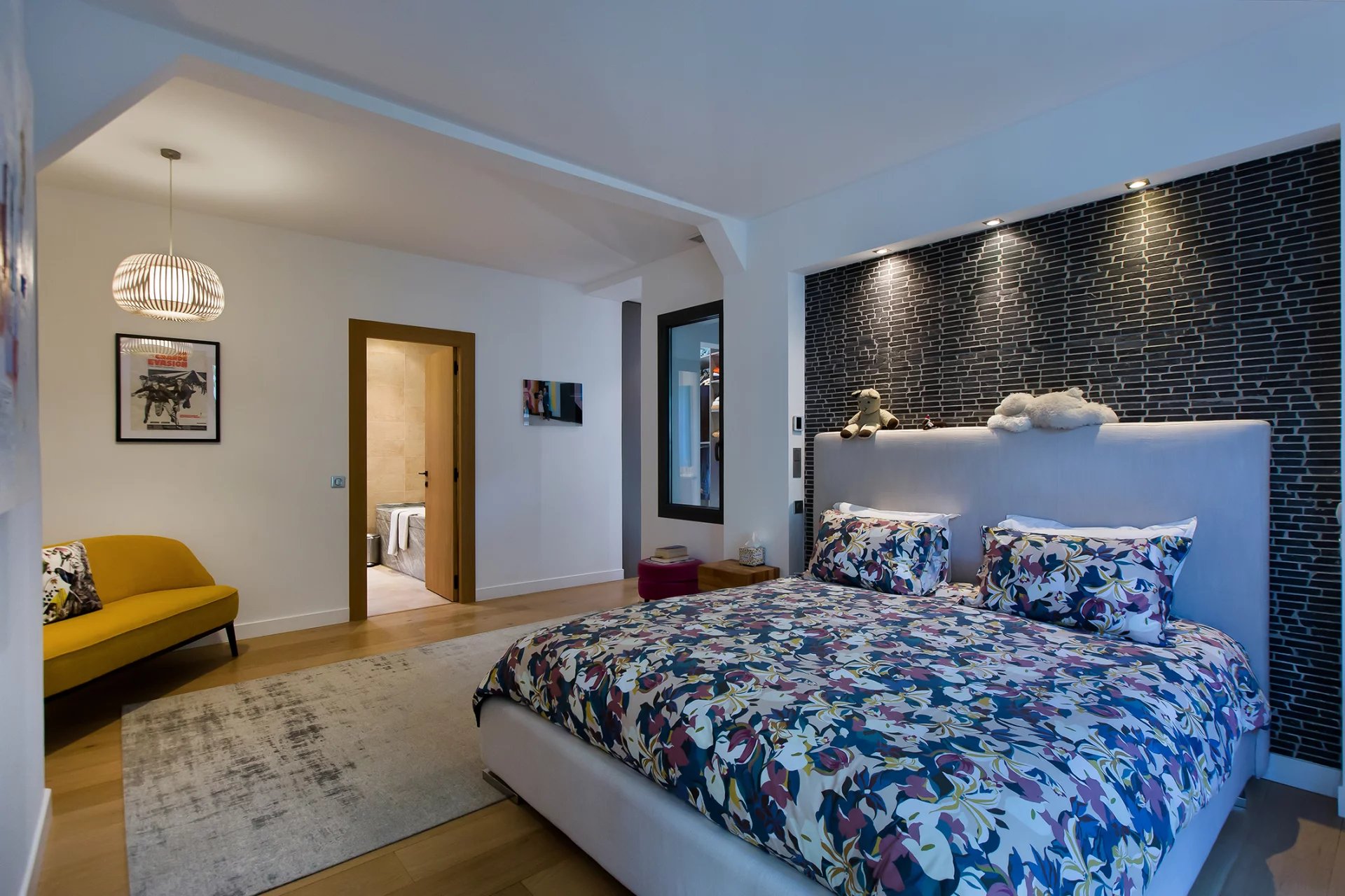 15798700-85841901-10