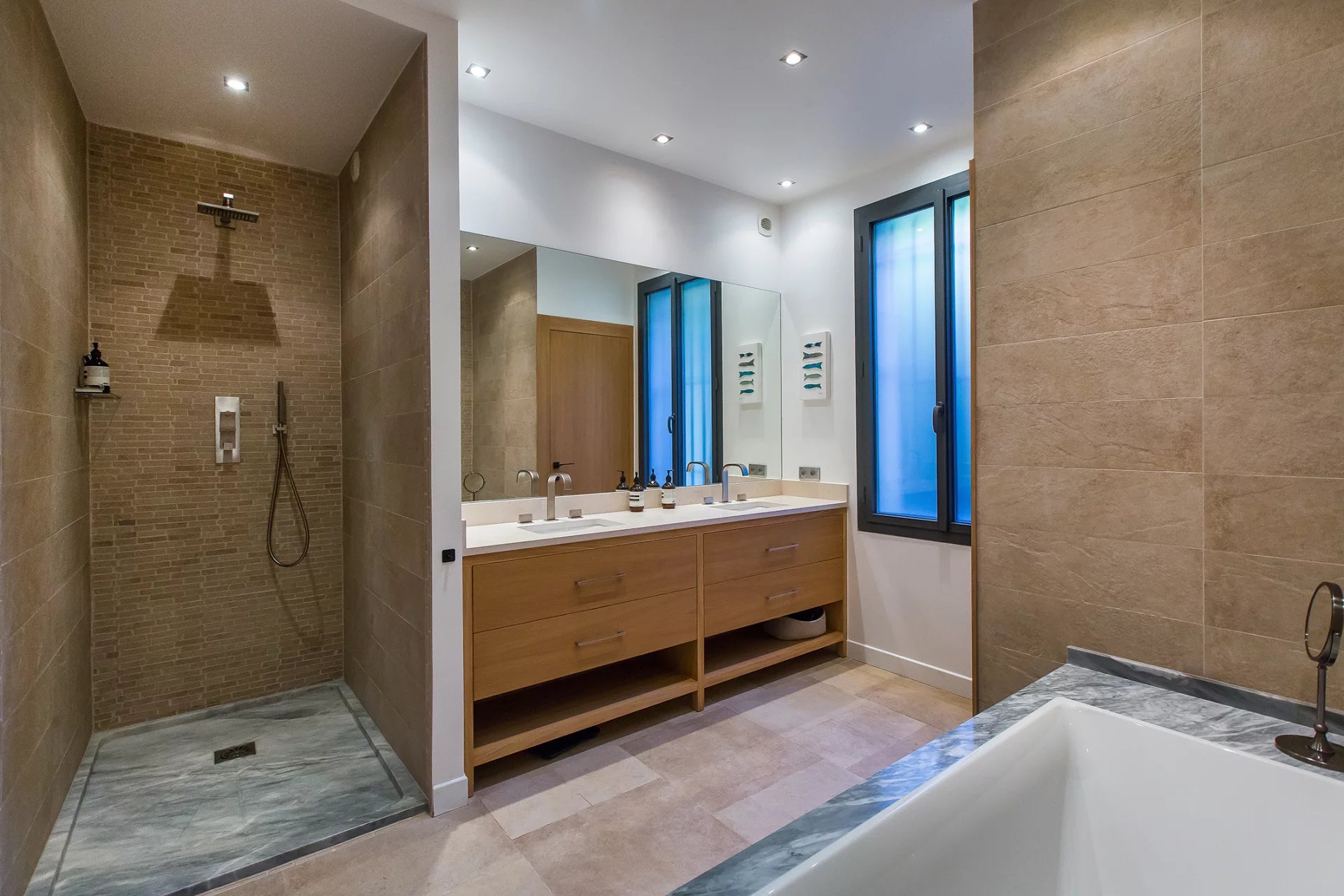 15798700-85841901-11