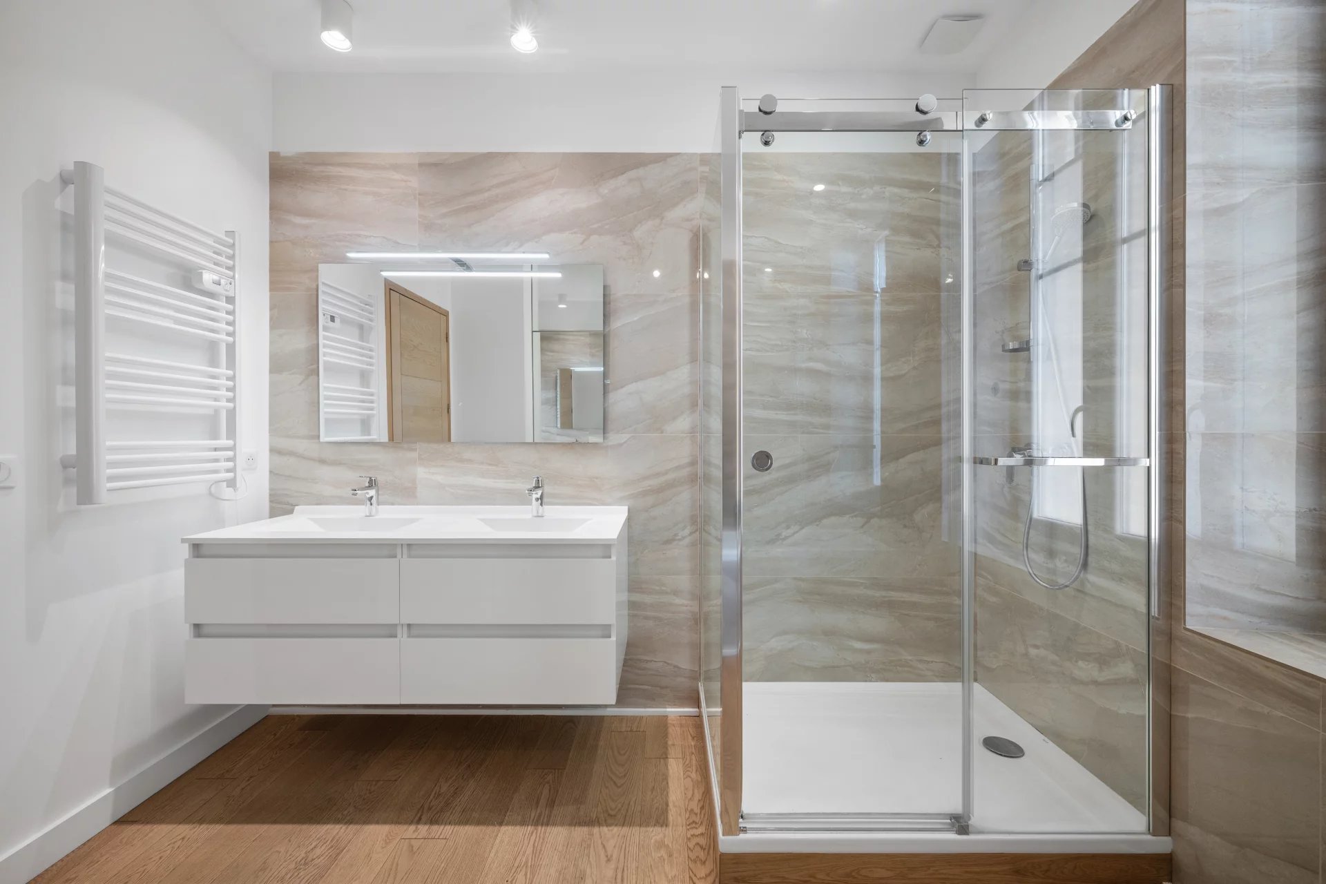 13943548-85795625-10