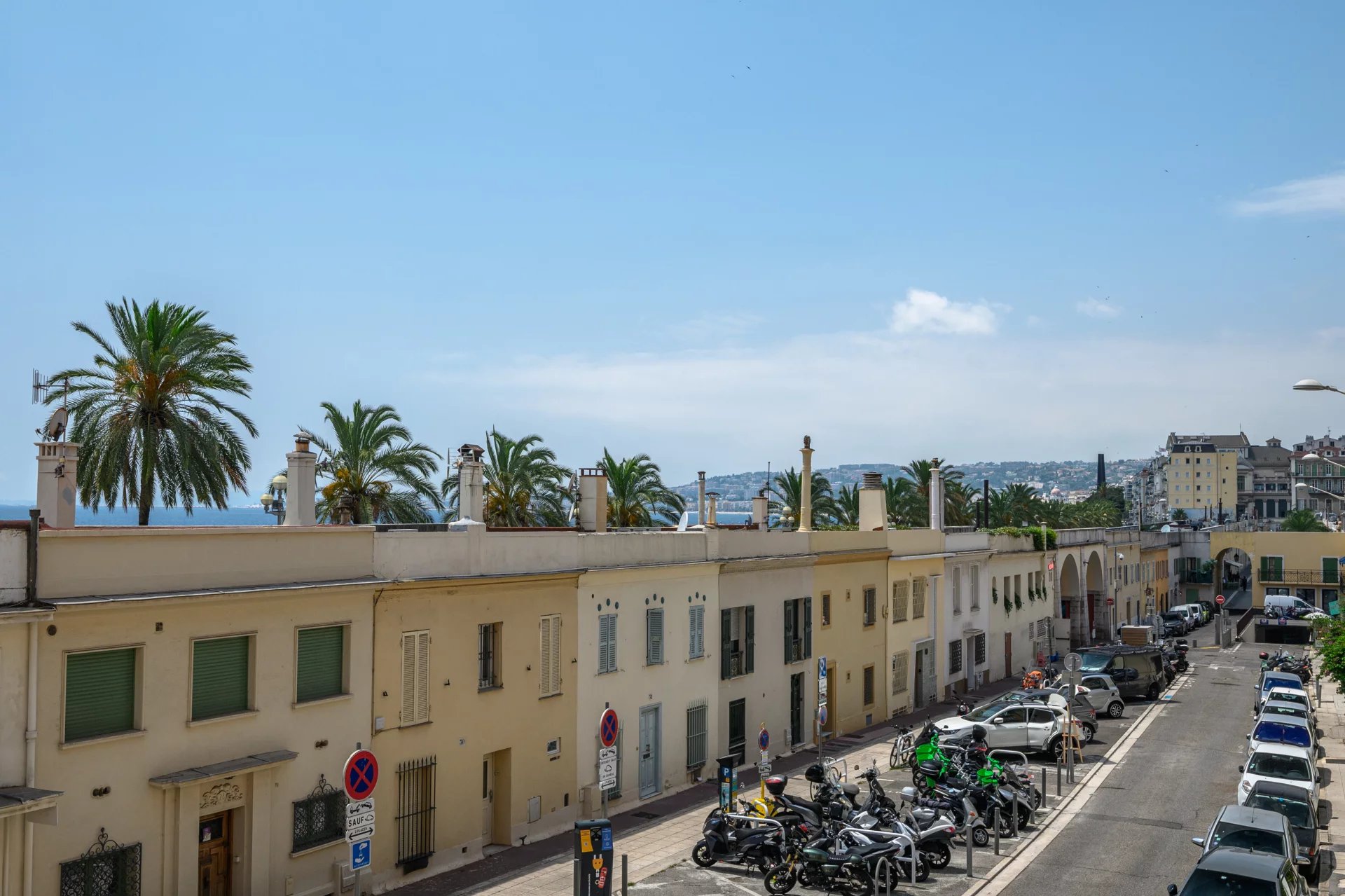 13943548-85795625-11