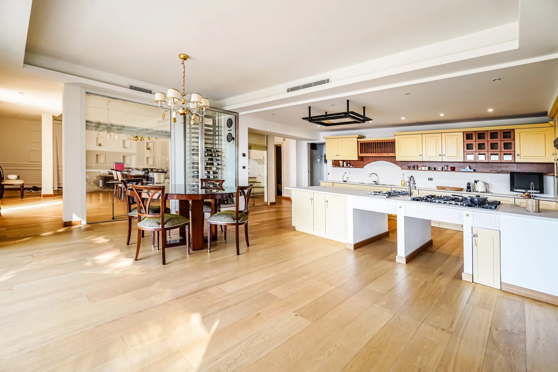 13943548-86080608-10