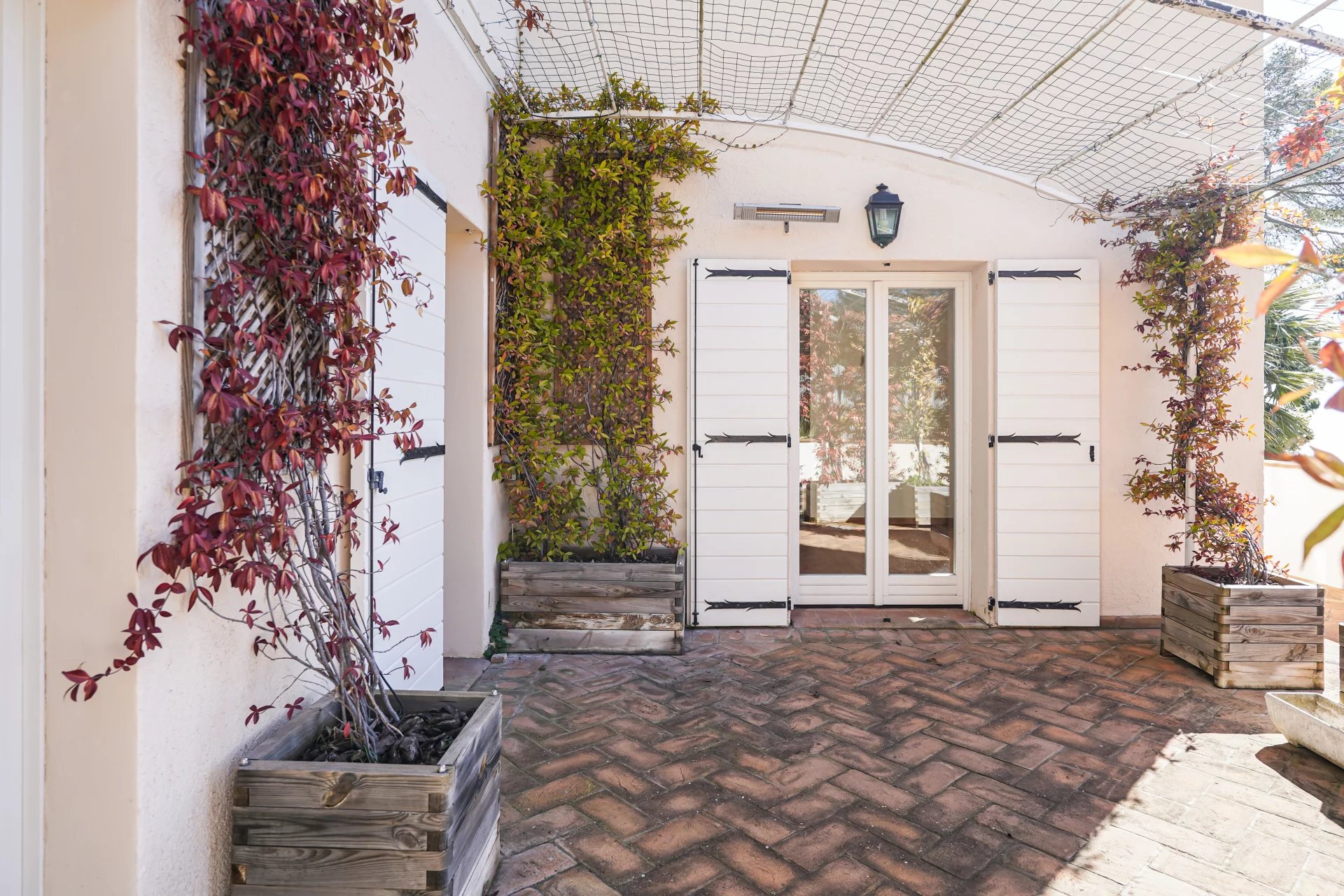 13943548-86080608-11