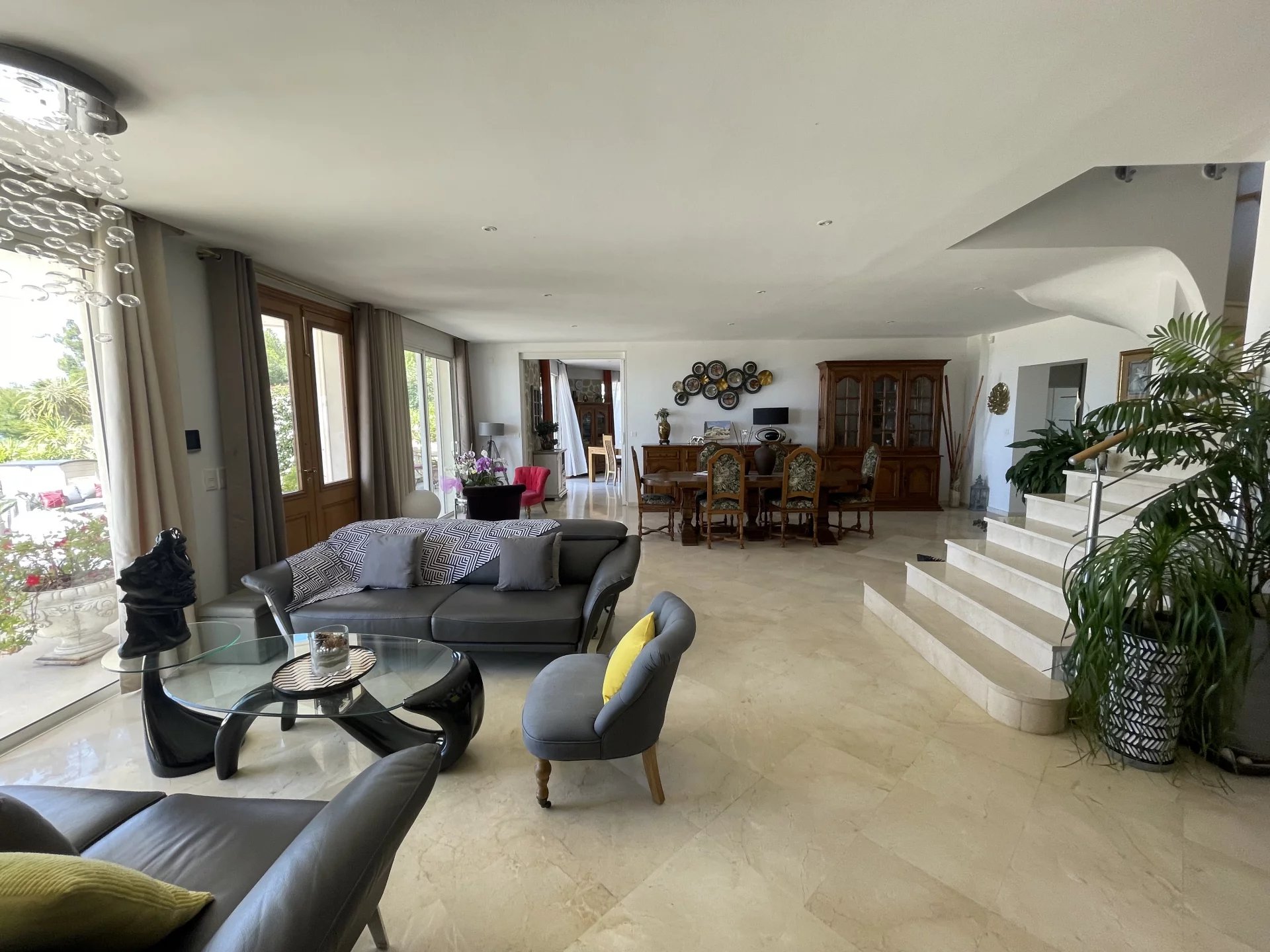 12764936-82236035-10