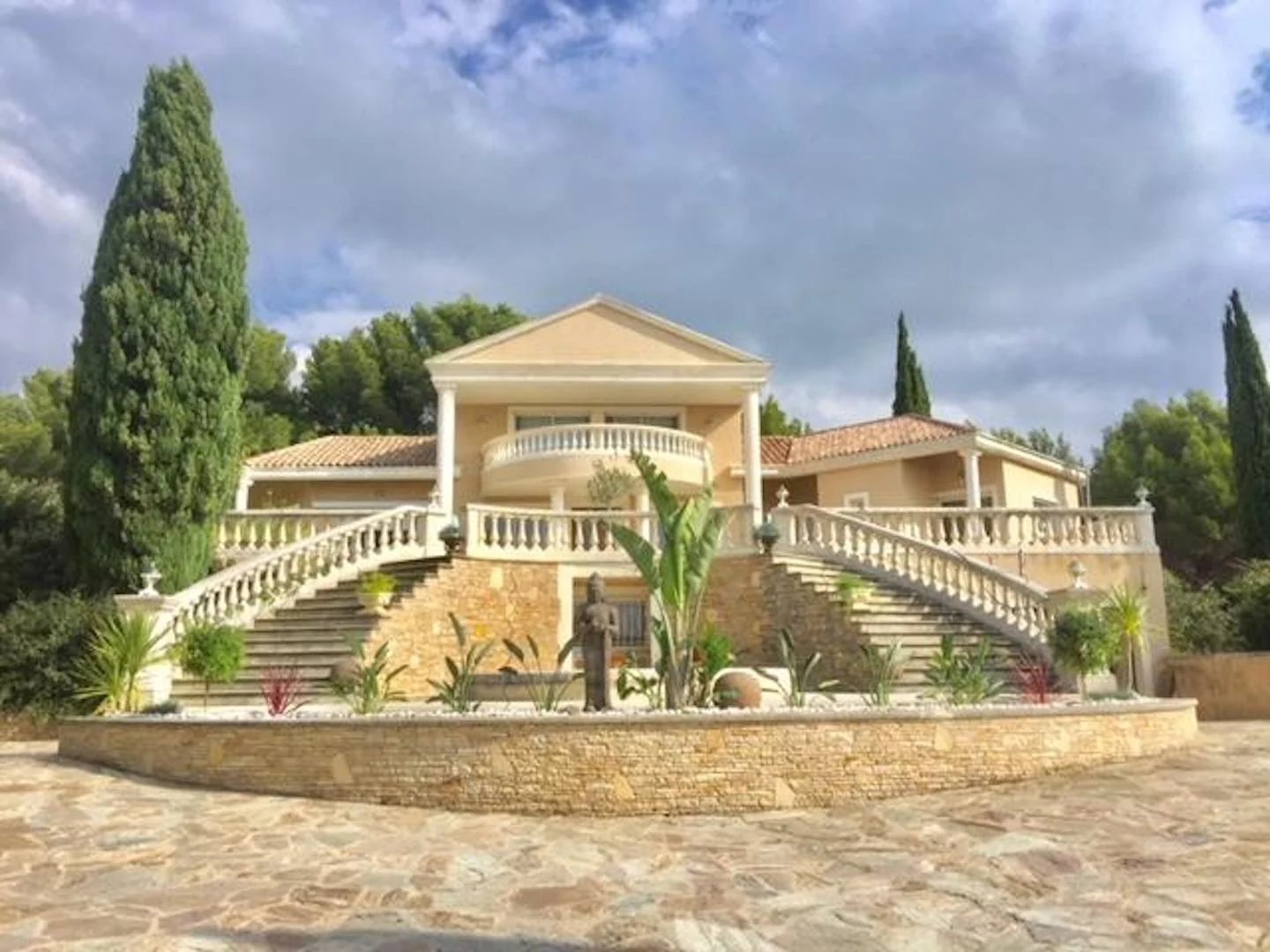 12764936-82236035-19