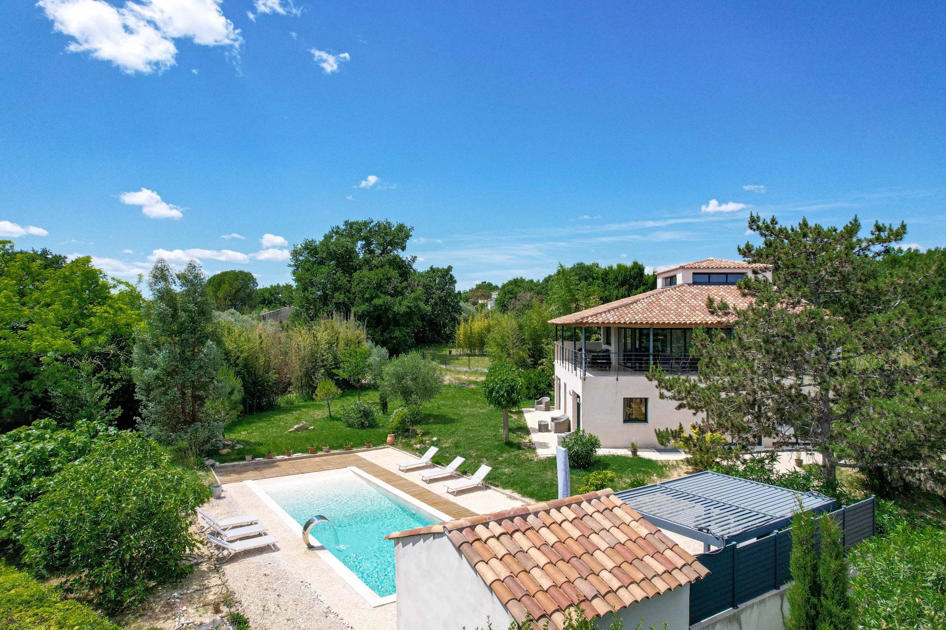 12775417-85963959-10