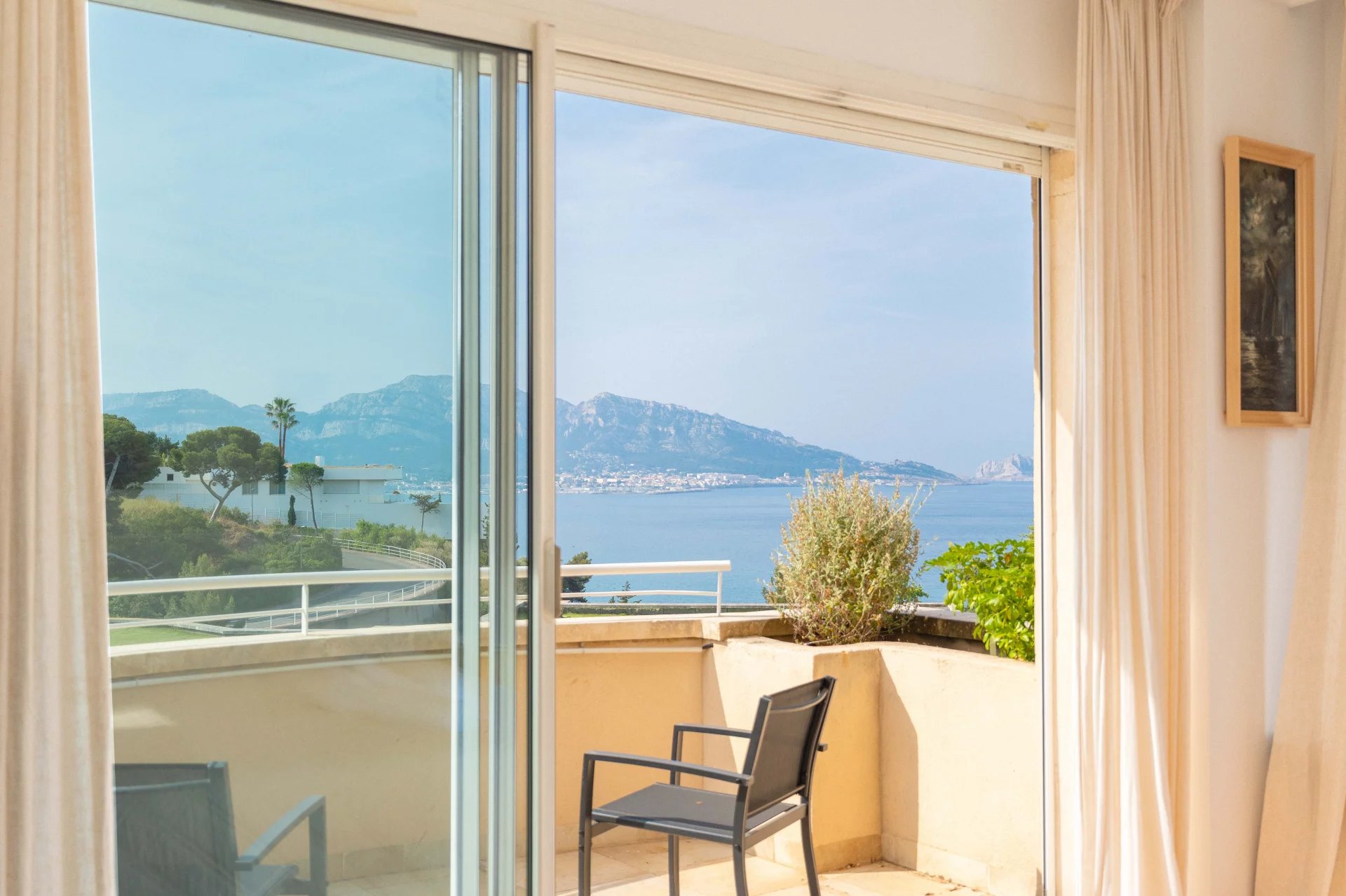 13712134-84369647-11