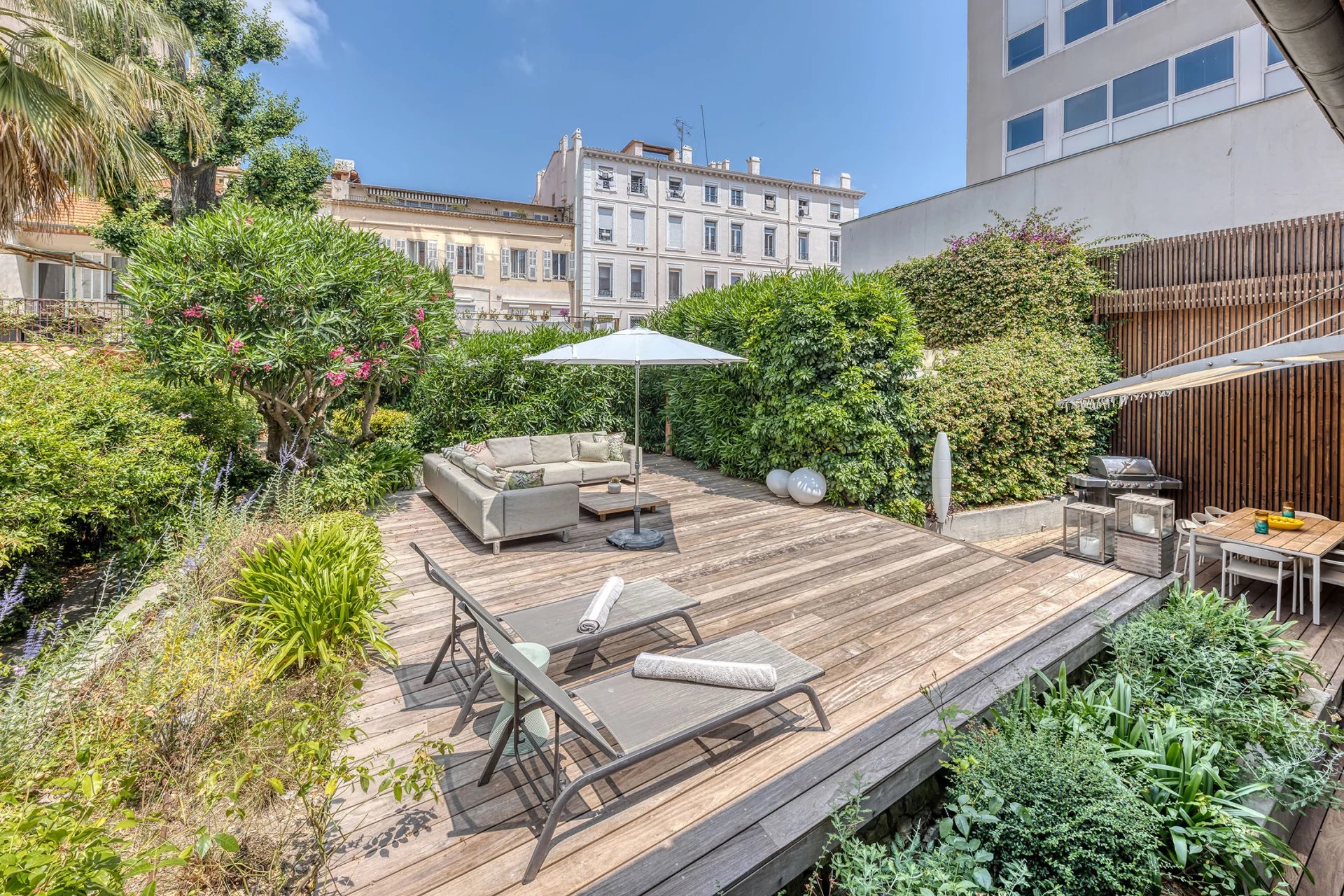 12290937-85522228-20