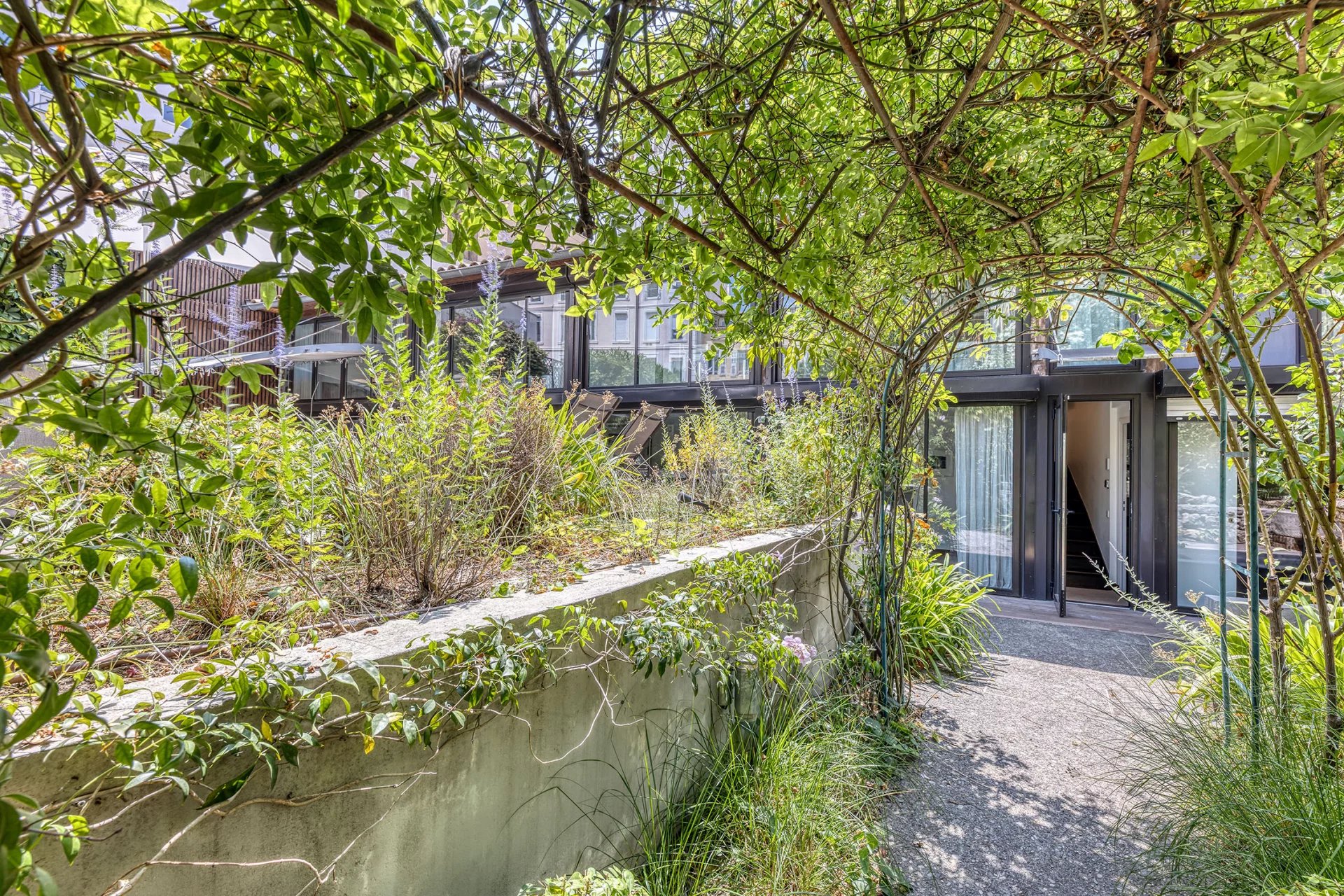 12290937-85522228-21