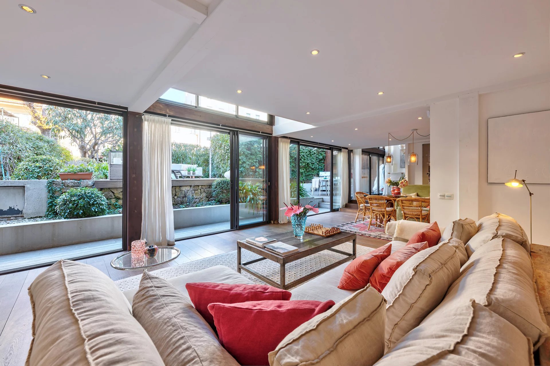 12290937-85522228-23