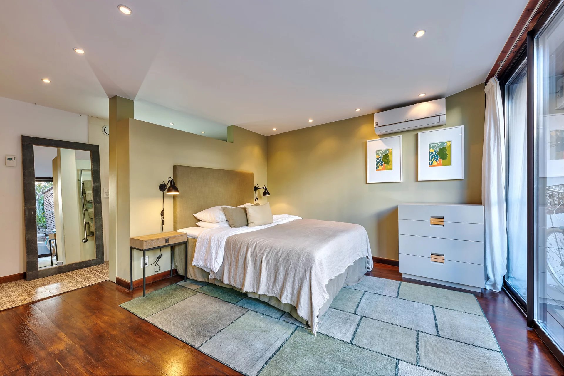 12290937-85522228-29