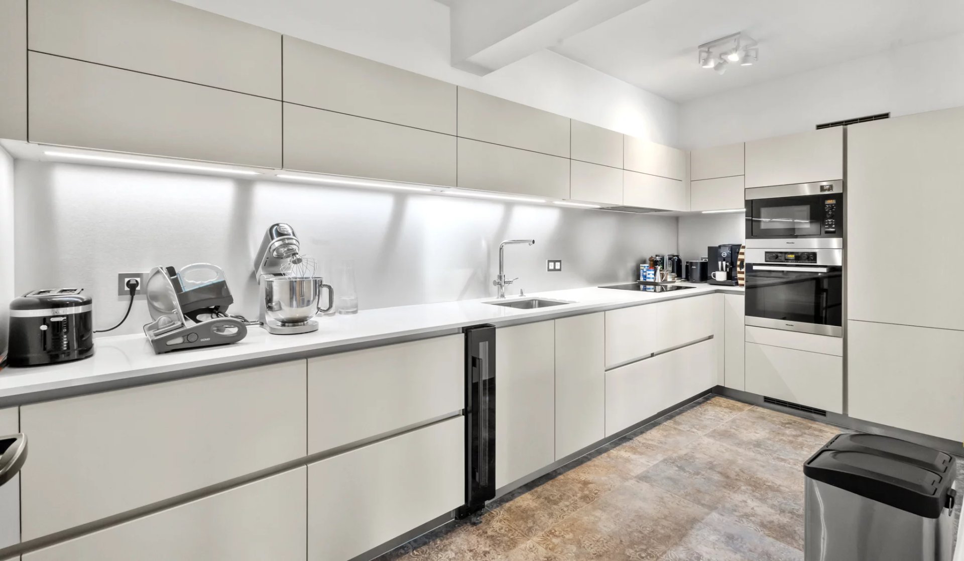 12290937-86636861-19