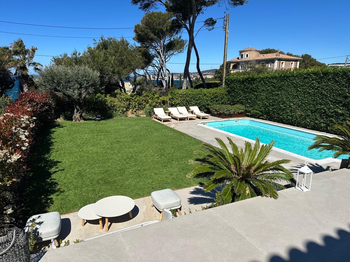 12331730-14796290-11