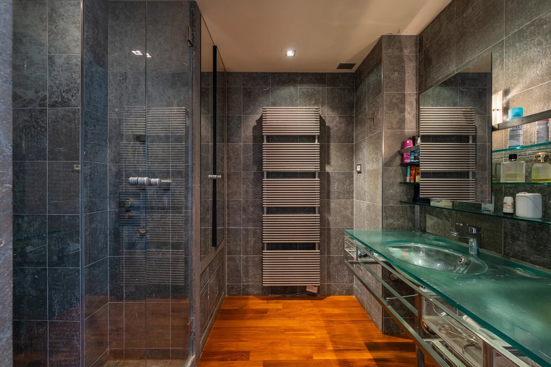 12764936-85579672-33