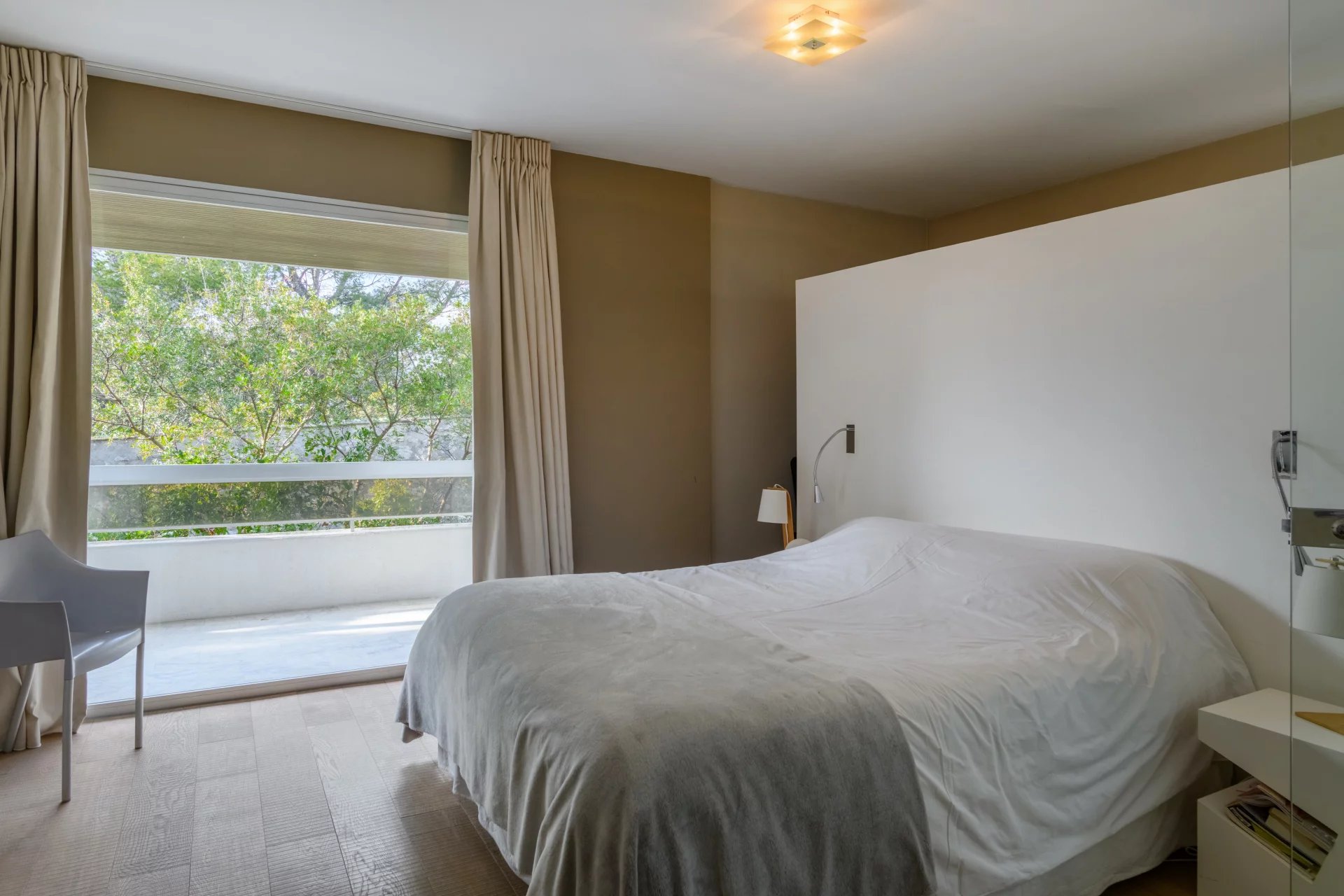 13712134-85786600-10