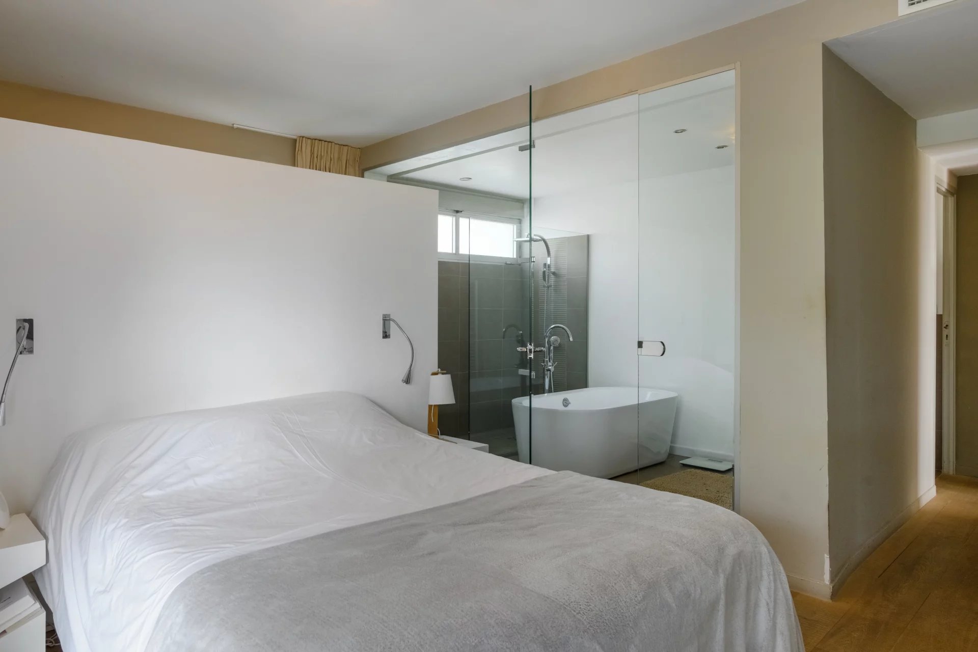 13712134-85786600-11