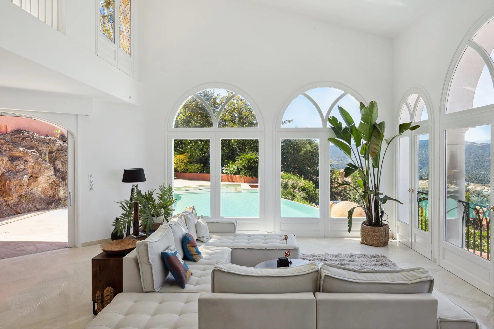 15654130-85052460-10