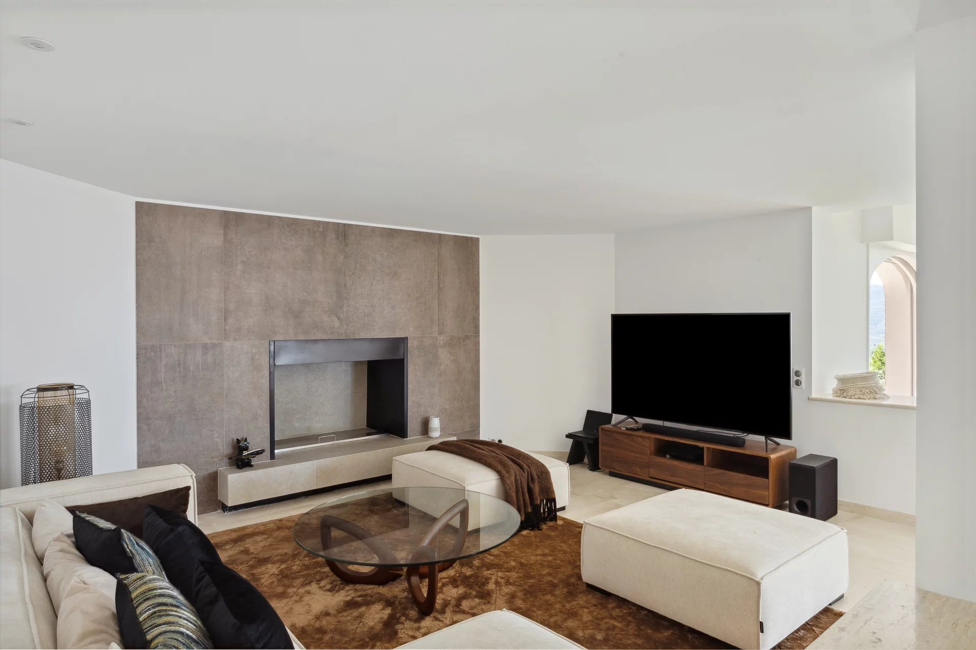 15654130-85052460-12