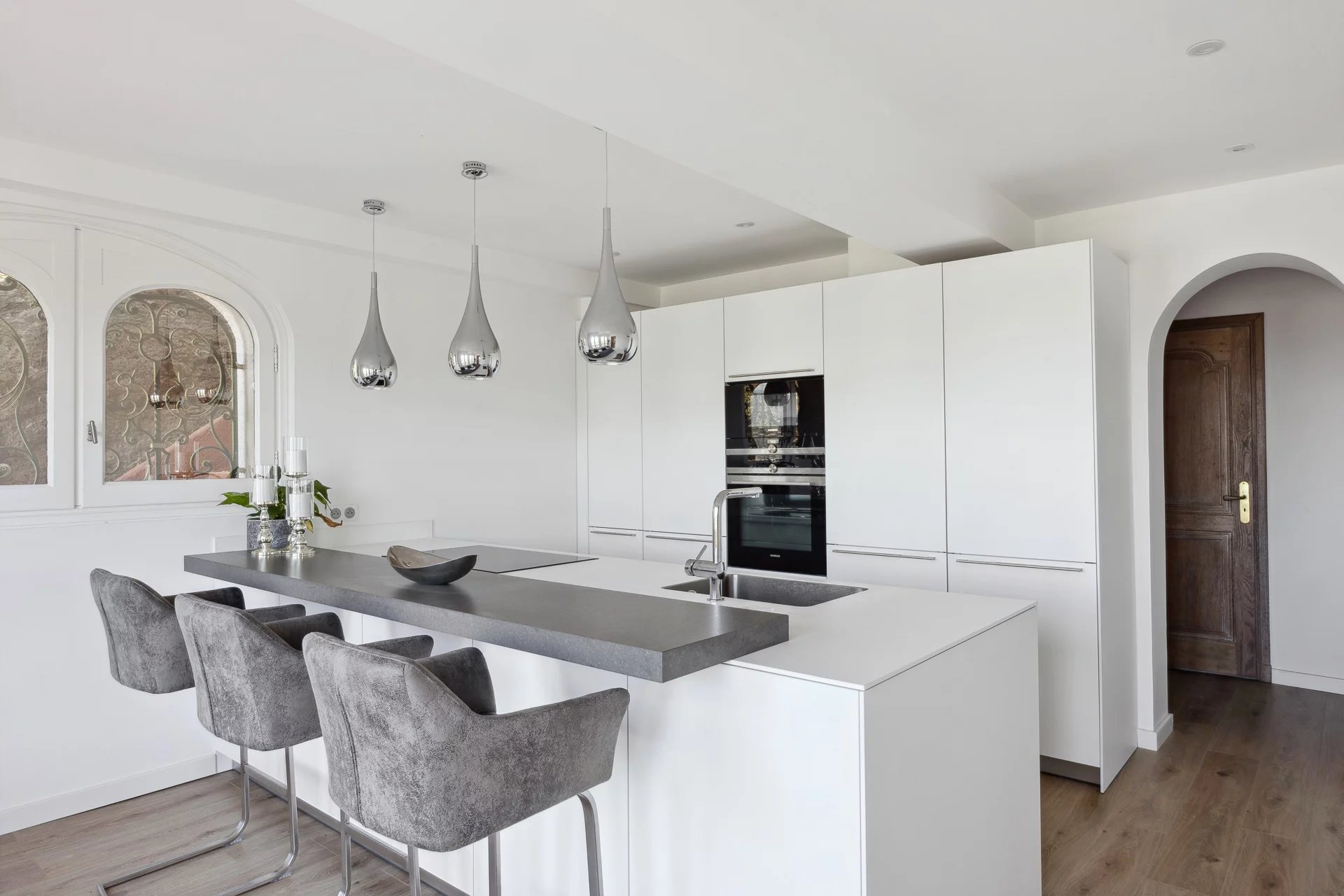 15654130-85052460-15