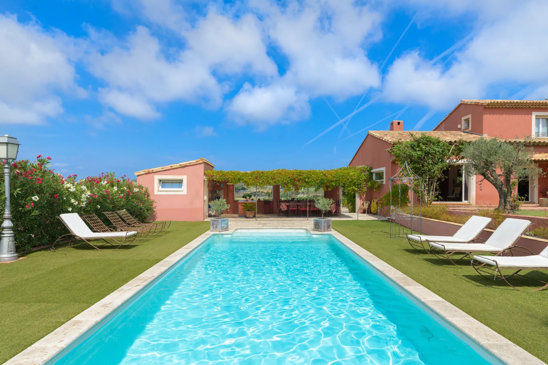 13712134-86189875-11