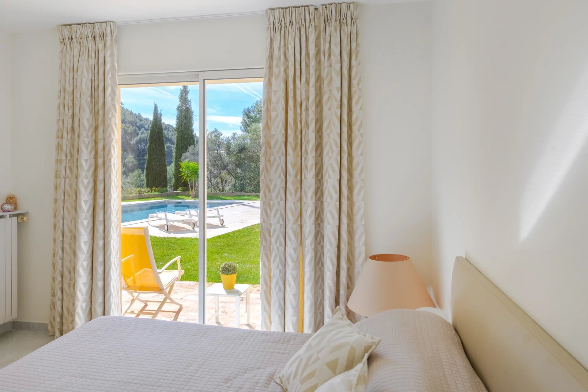 13712134-86736243-10