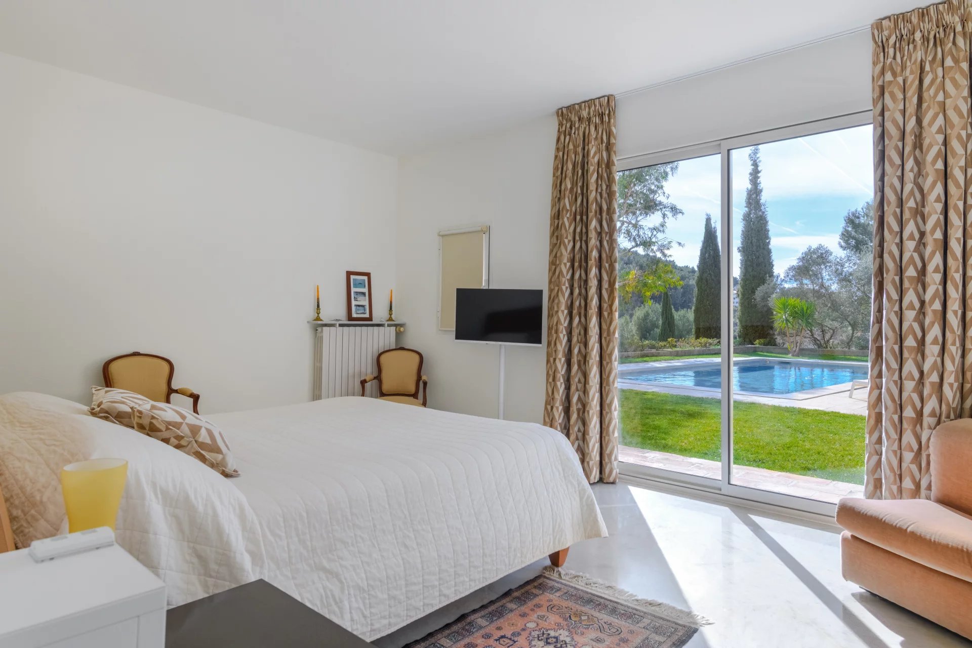 13712134-86736243-11