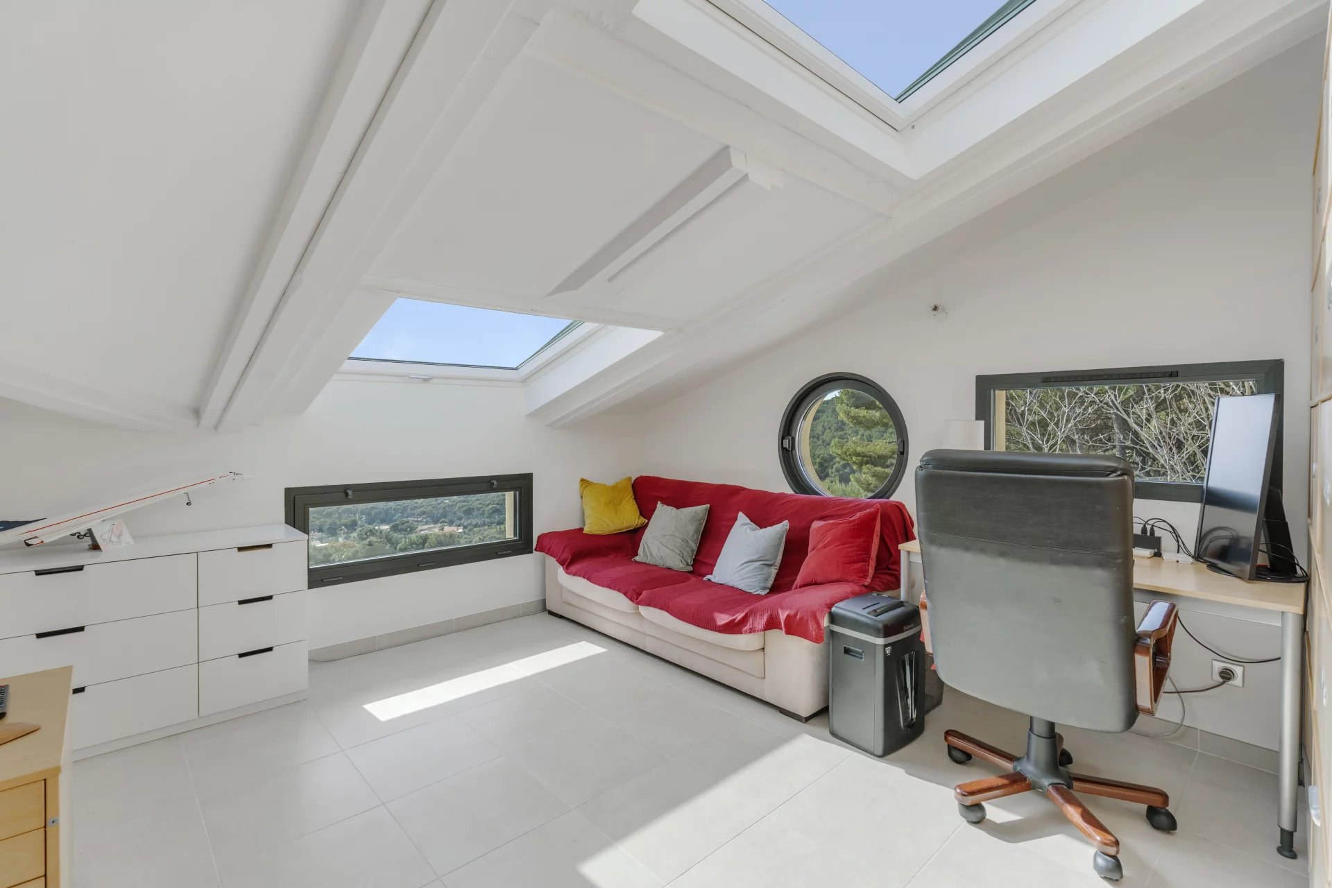 14190331-86727160-10