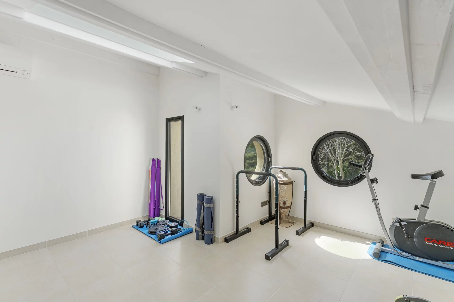 14190331-86727160-11