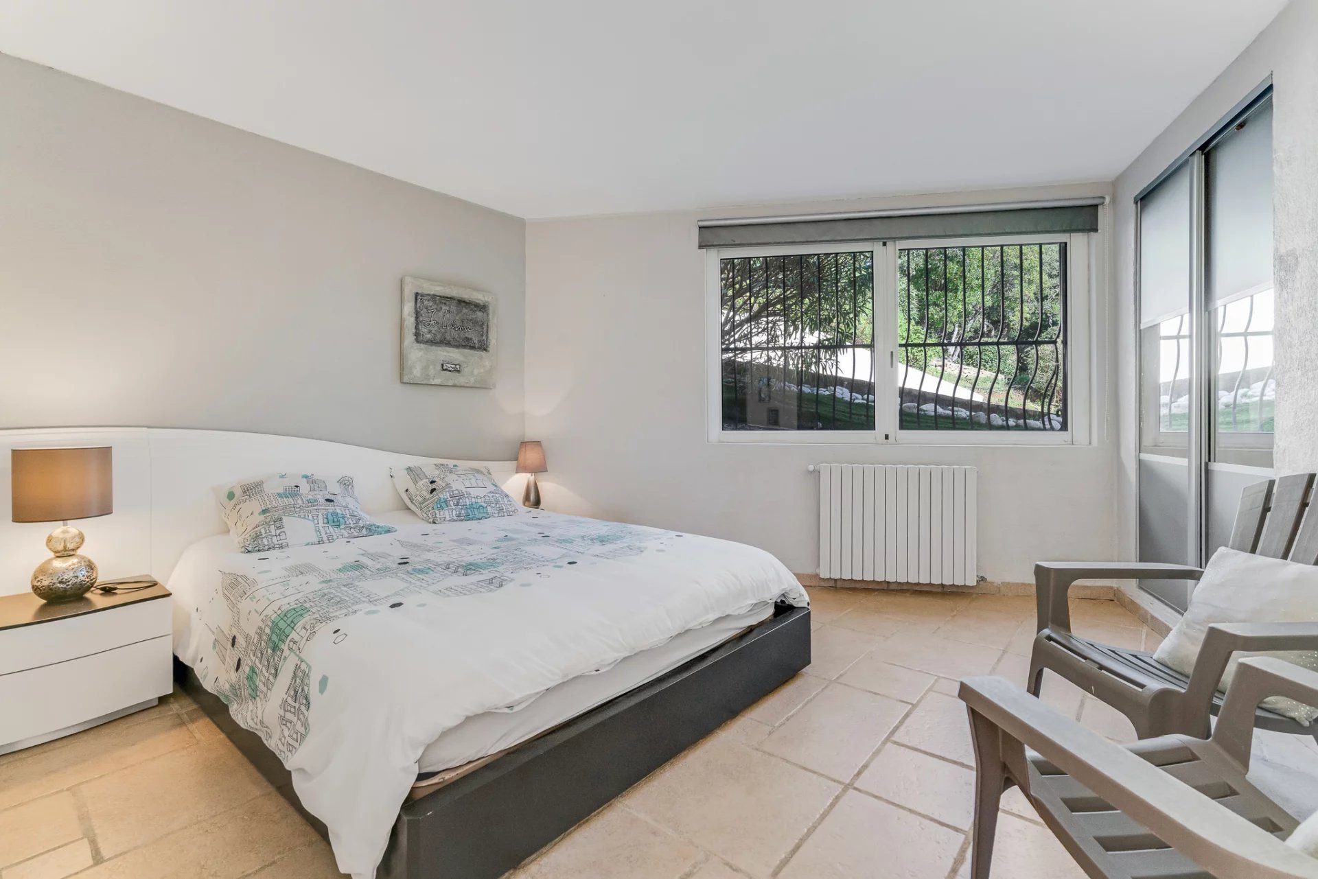 14190331-86750251-10