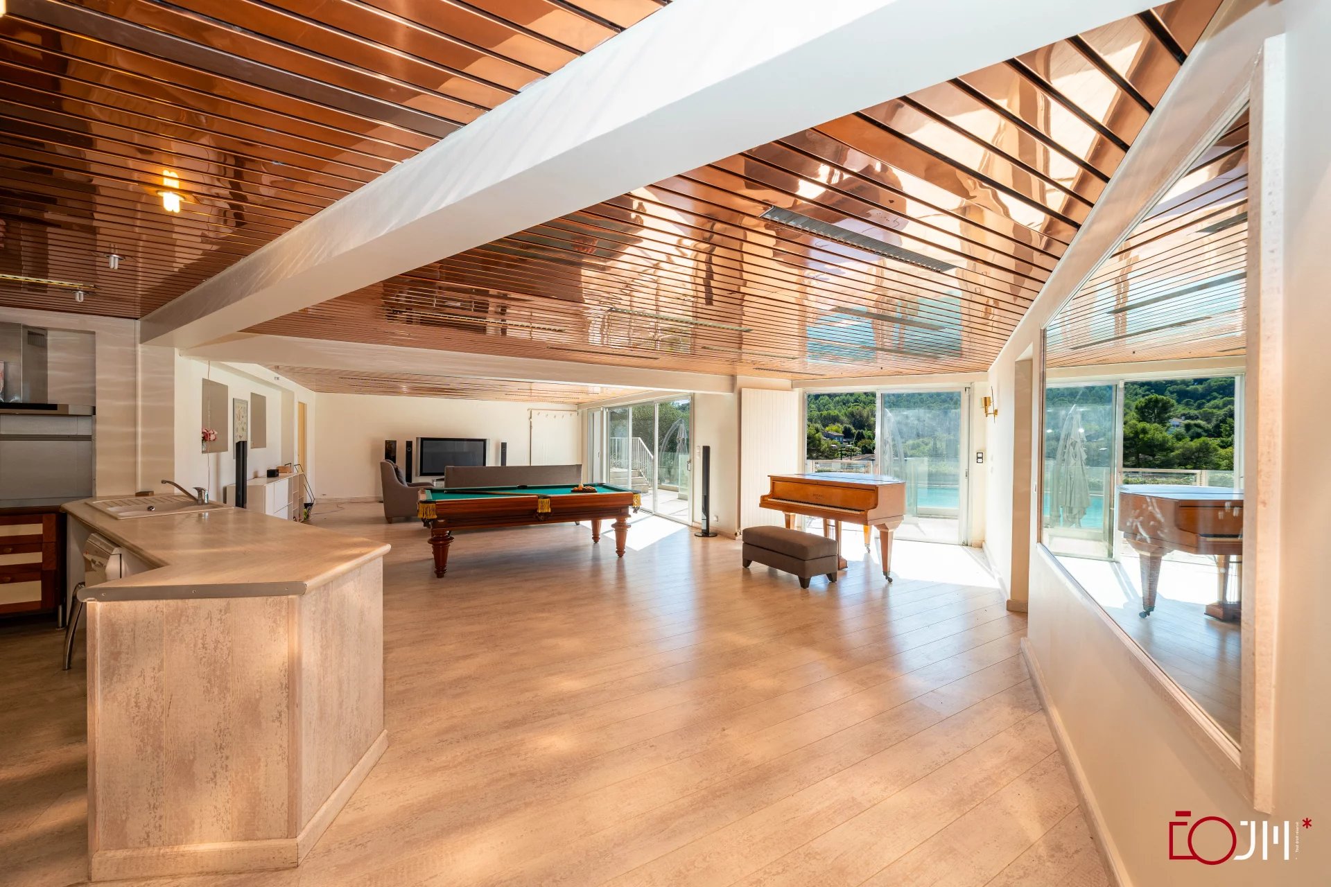 15793993-86171906-10