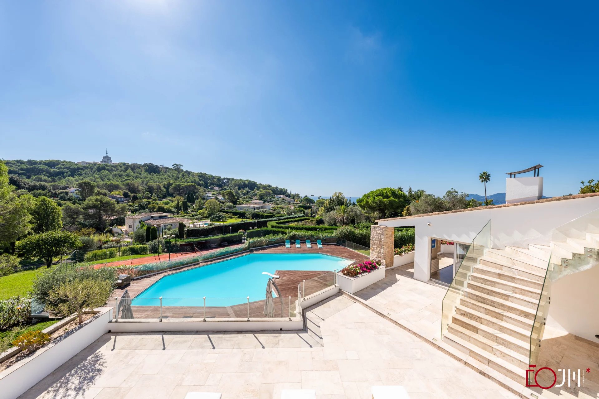 15793993-86171906-11