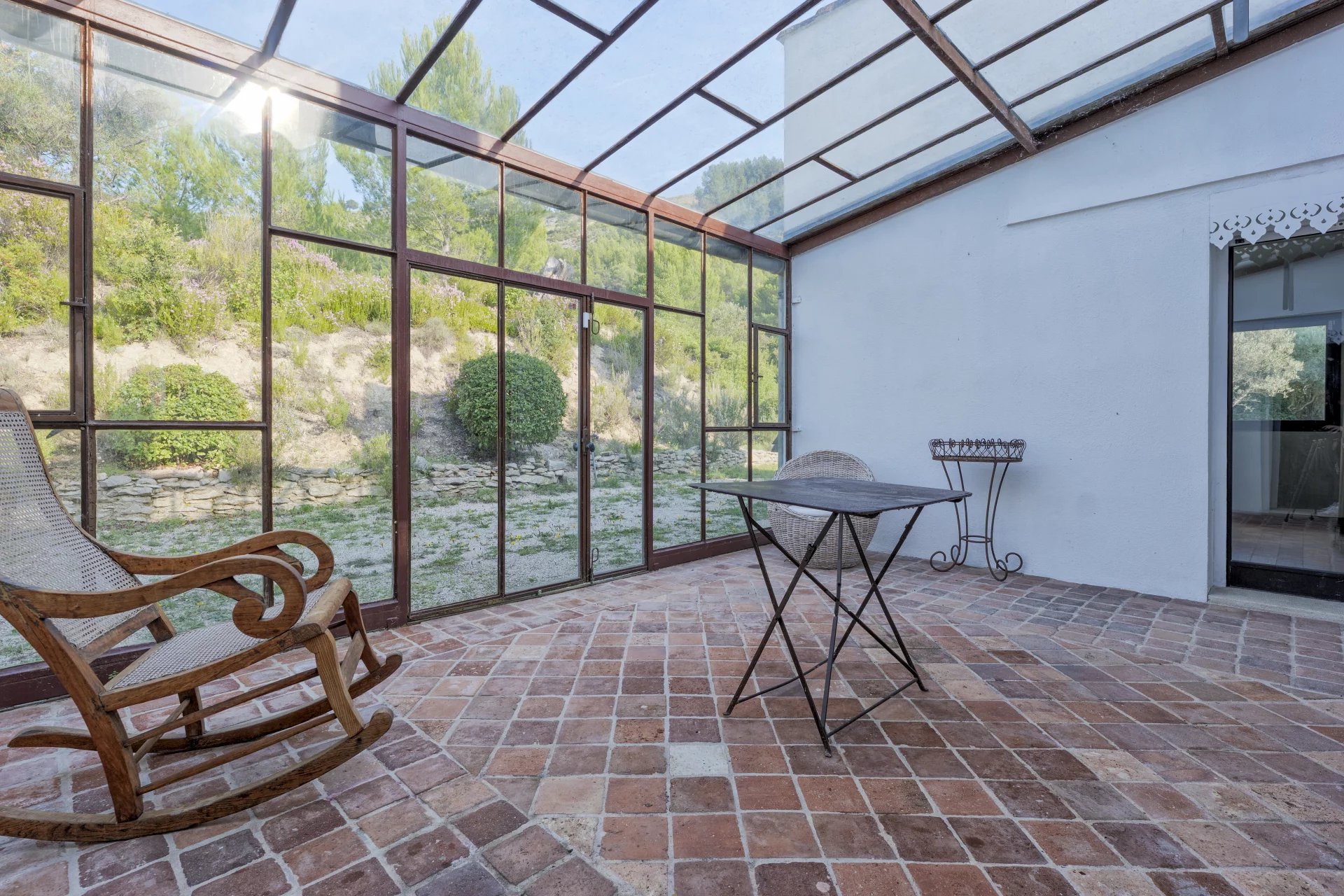 16000922-86338047-10