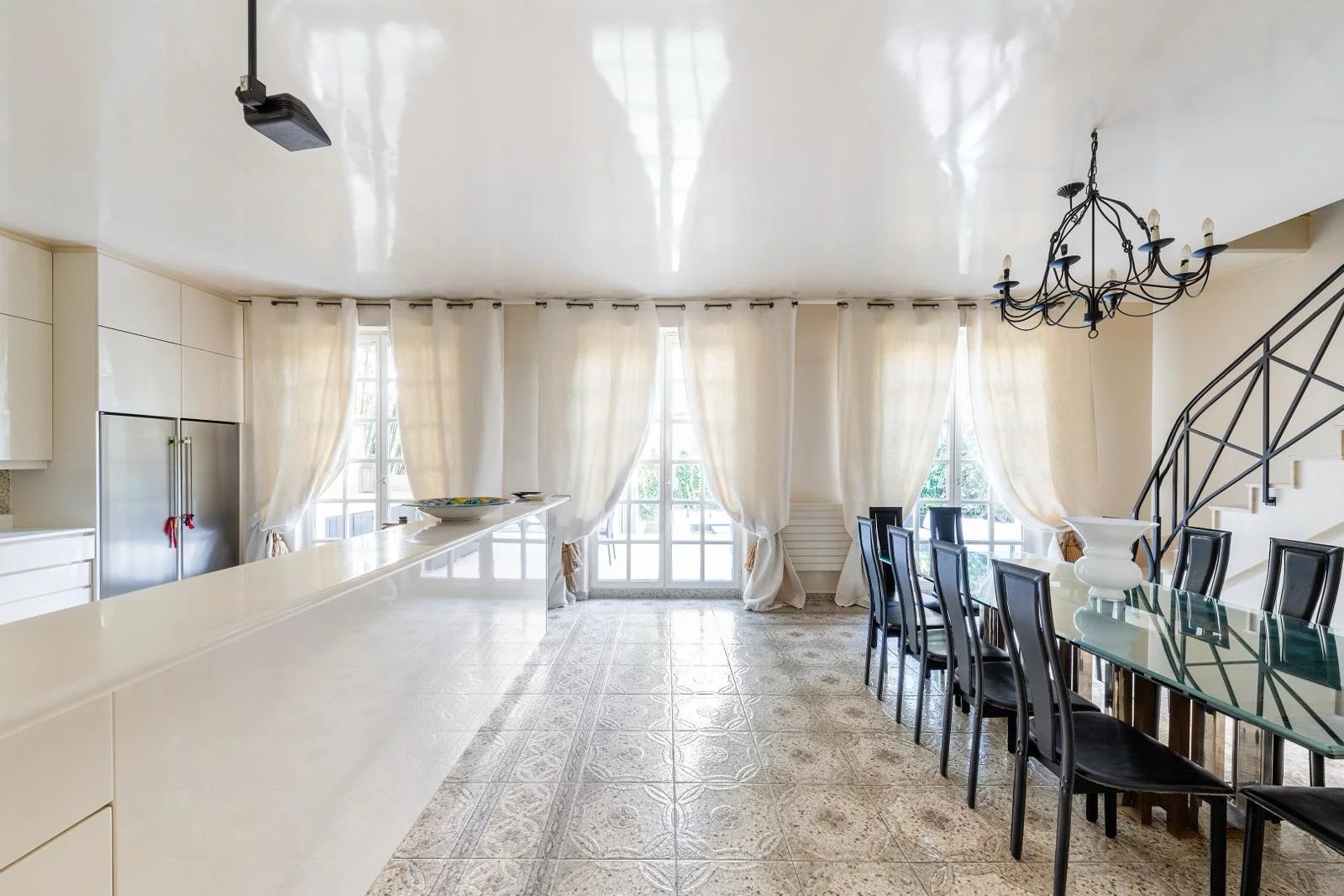 16075312-84490962-10