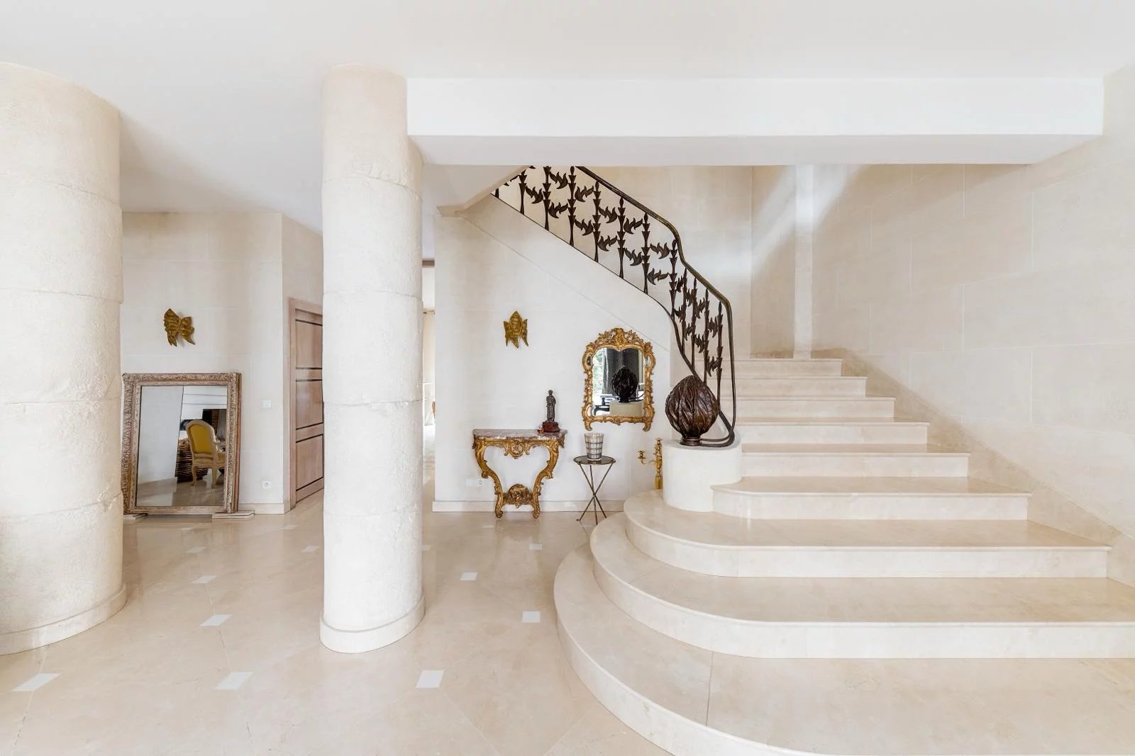 16075312-84490962-11