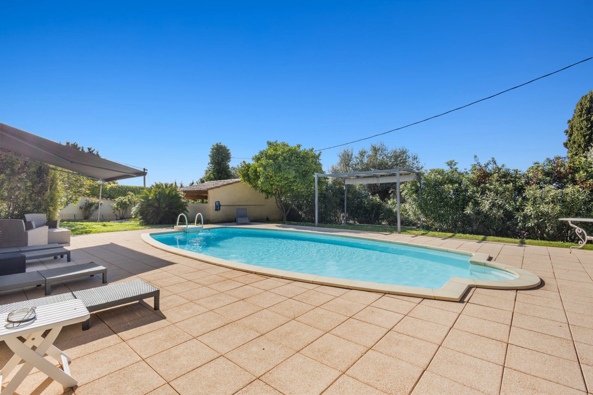 12290937-86822477-176