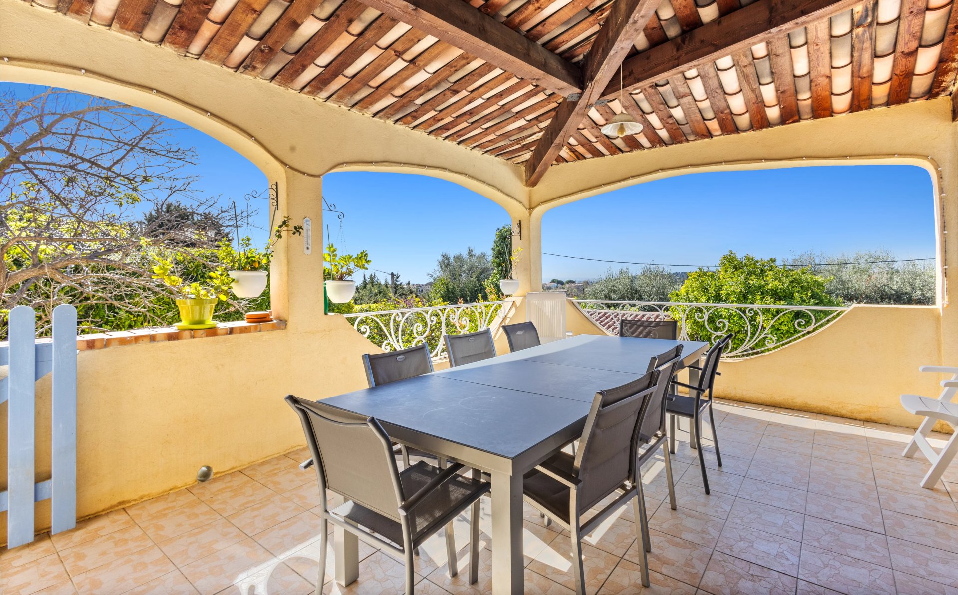 12290937-86822477-179