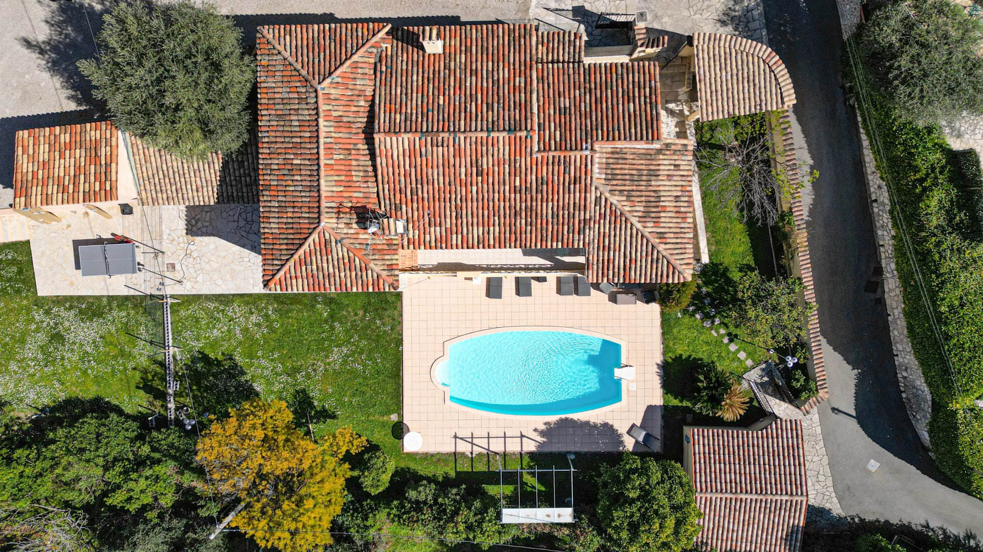 12290937-86822477-180