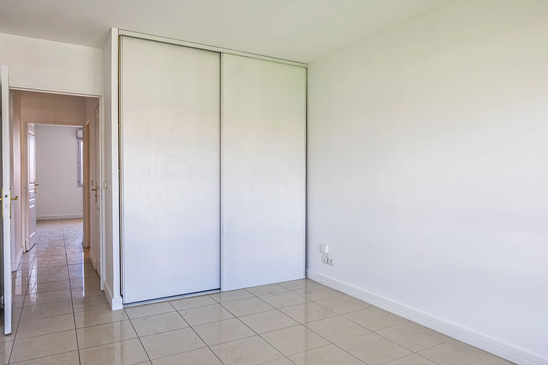 13885567-83836601-11